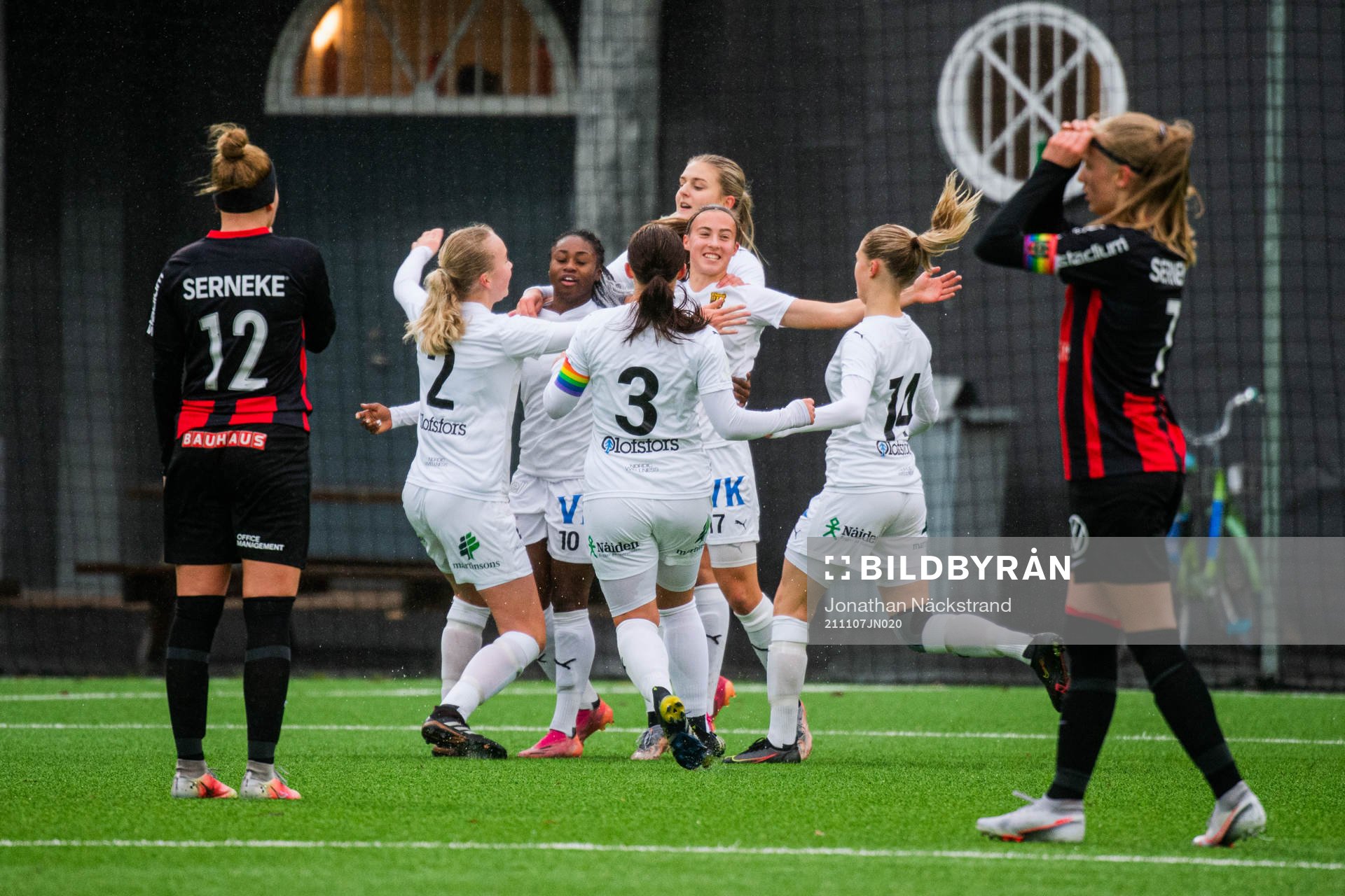 Umeås Monica Jusu Bah jublar med lagkamrater