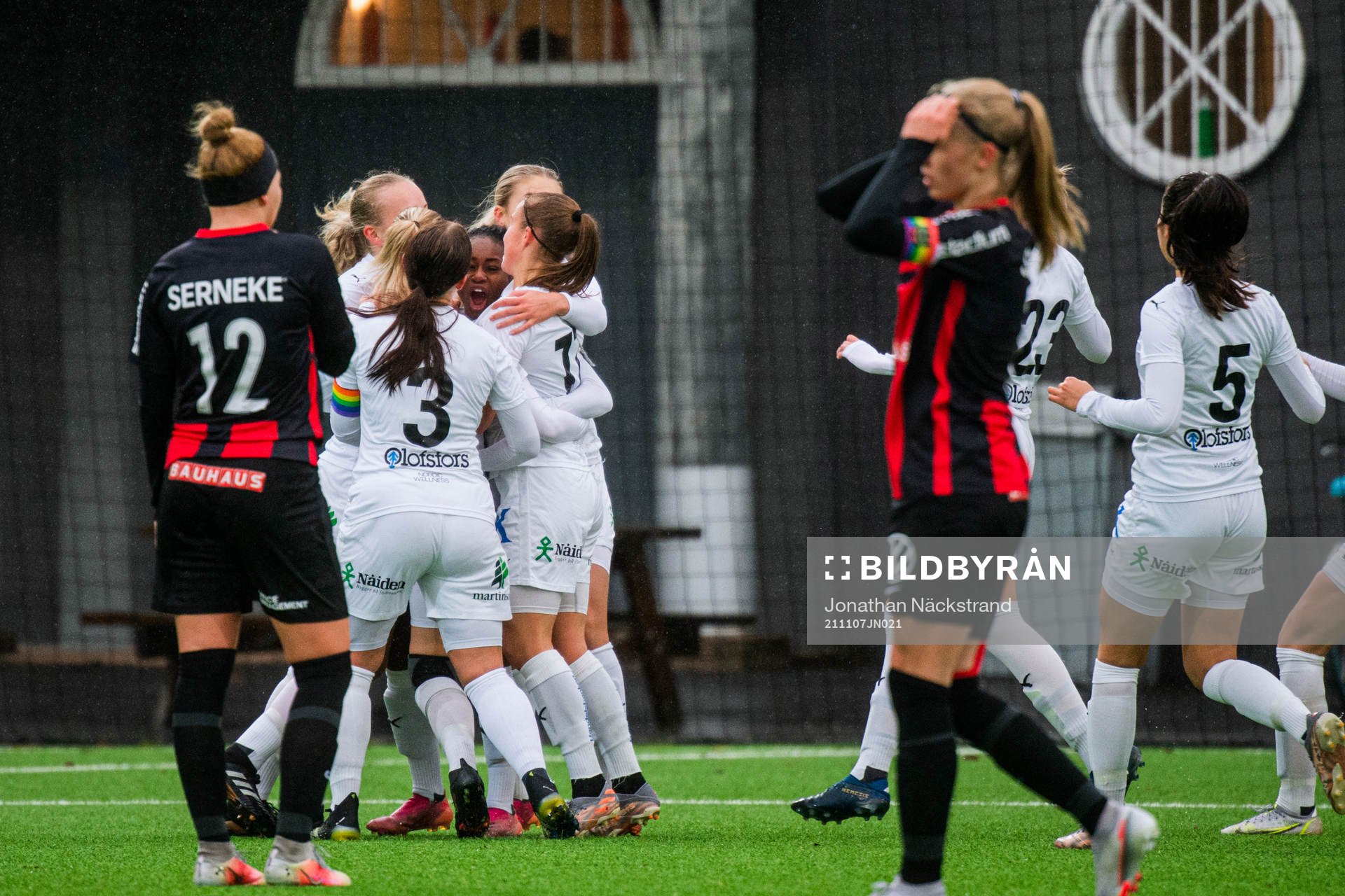 Umeås Monica Jusu Bah jublar med lagkamrater