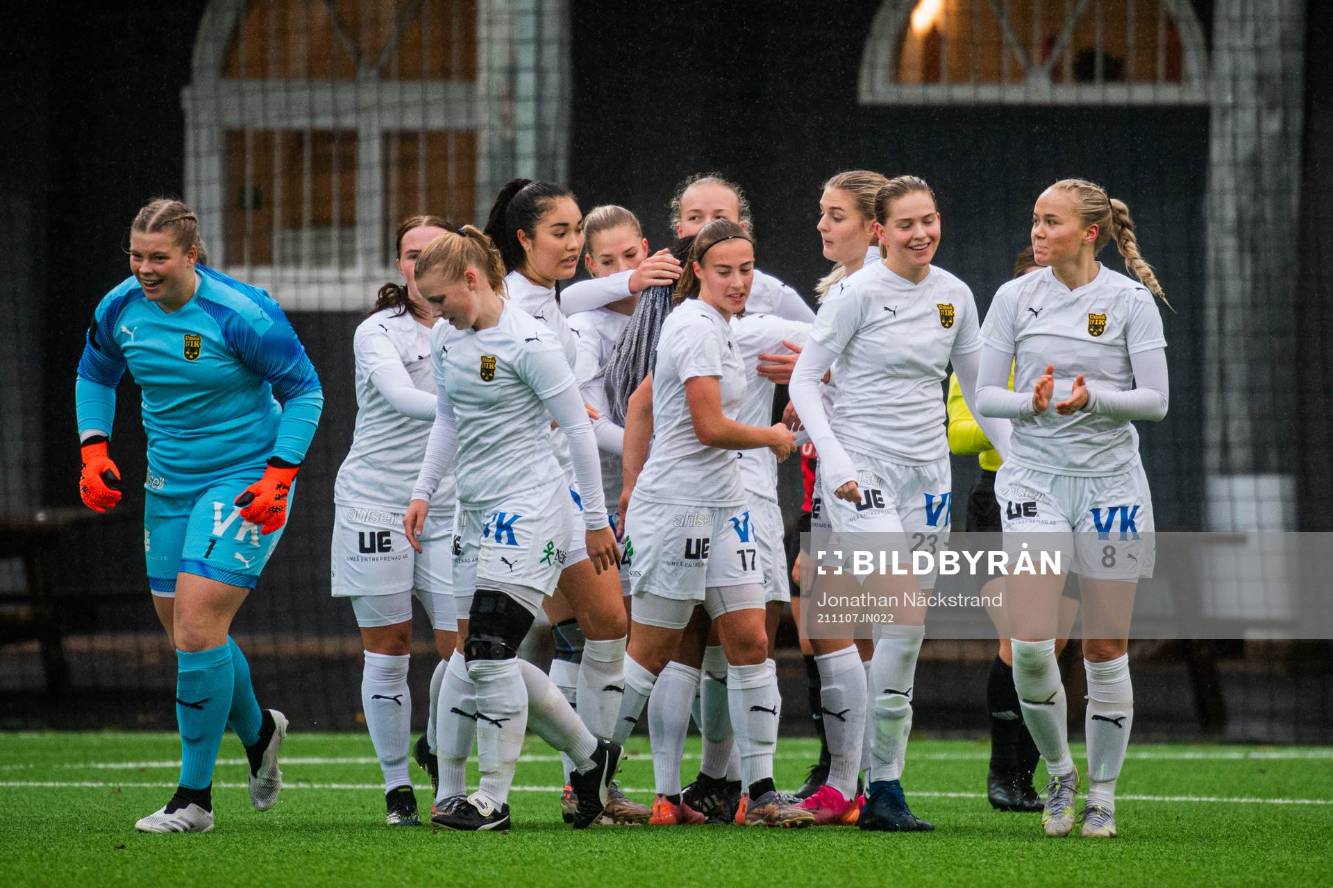 Umeås Monica Jusu Bah jublar med lagkamrater