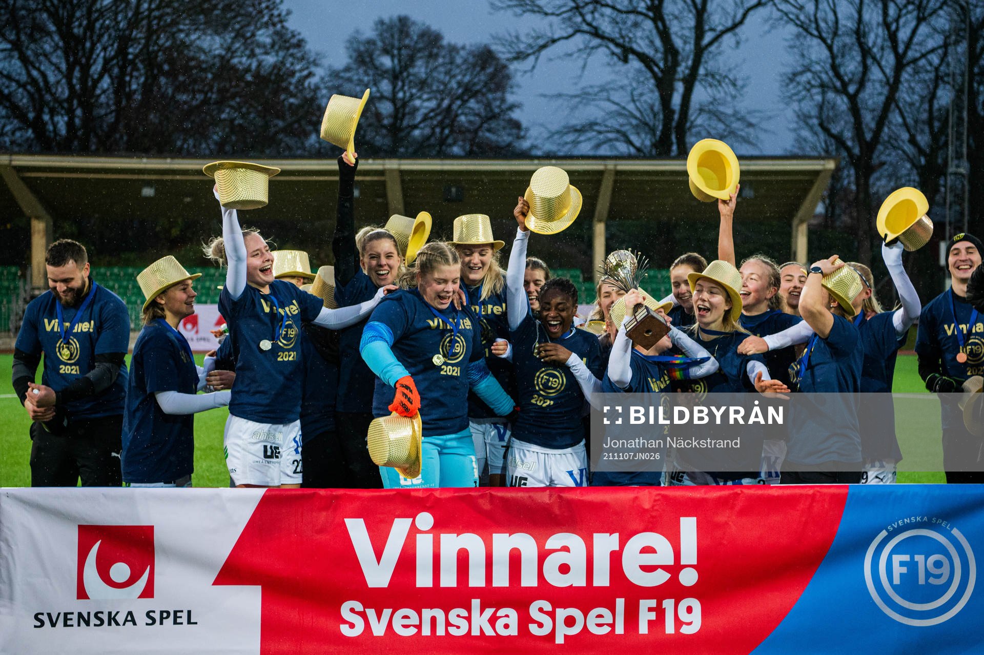 Umeås spelare jublar med pokalen efter F19 SM-final matchen mellan Brommapojkarna och Umeå den 7 november 2021 i Stockholm. 