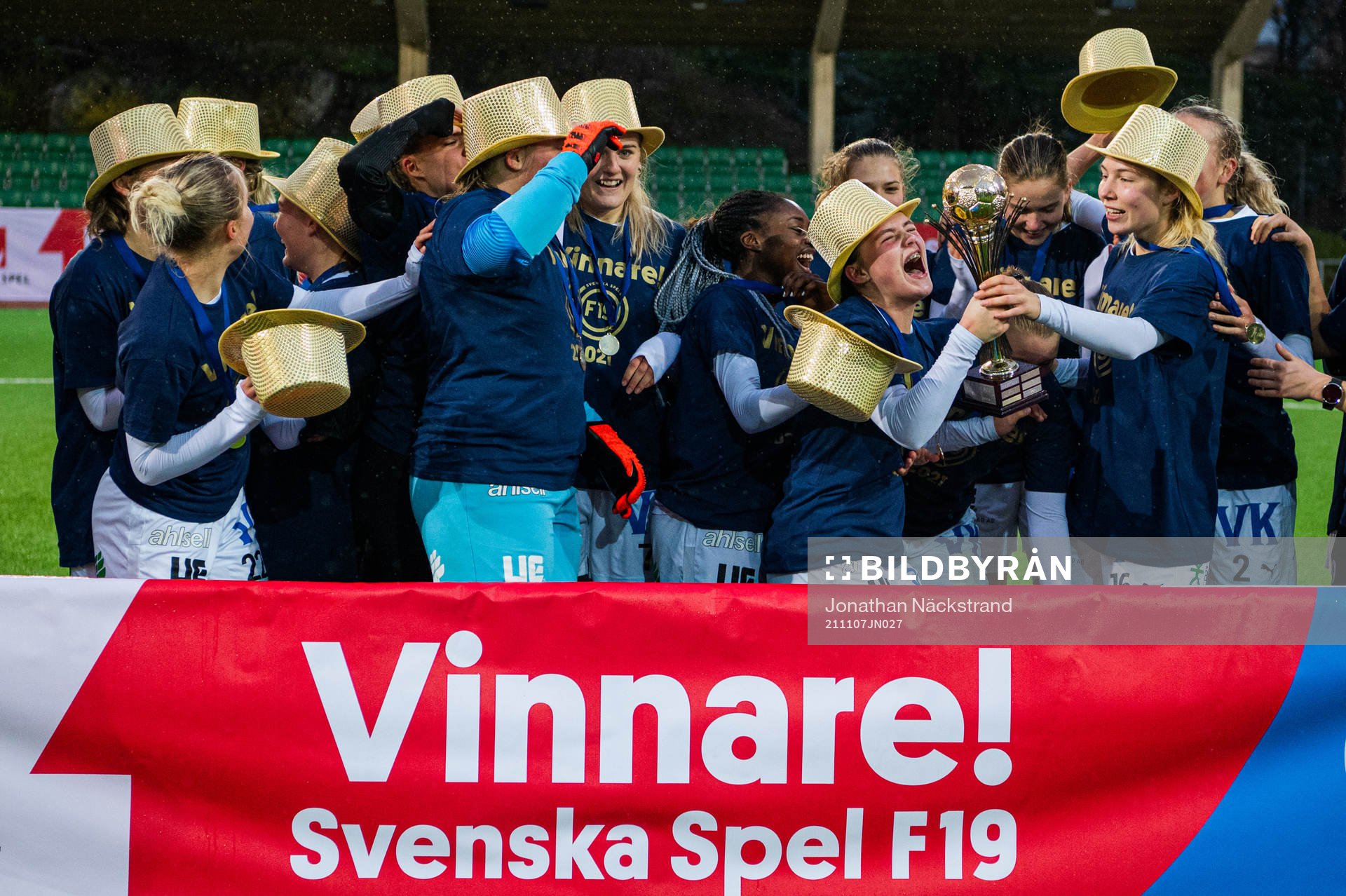 Umeås spelare jublar med pokalen