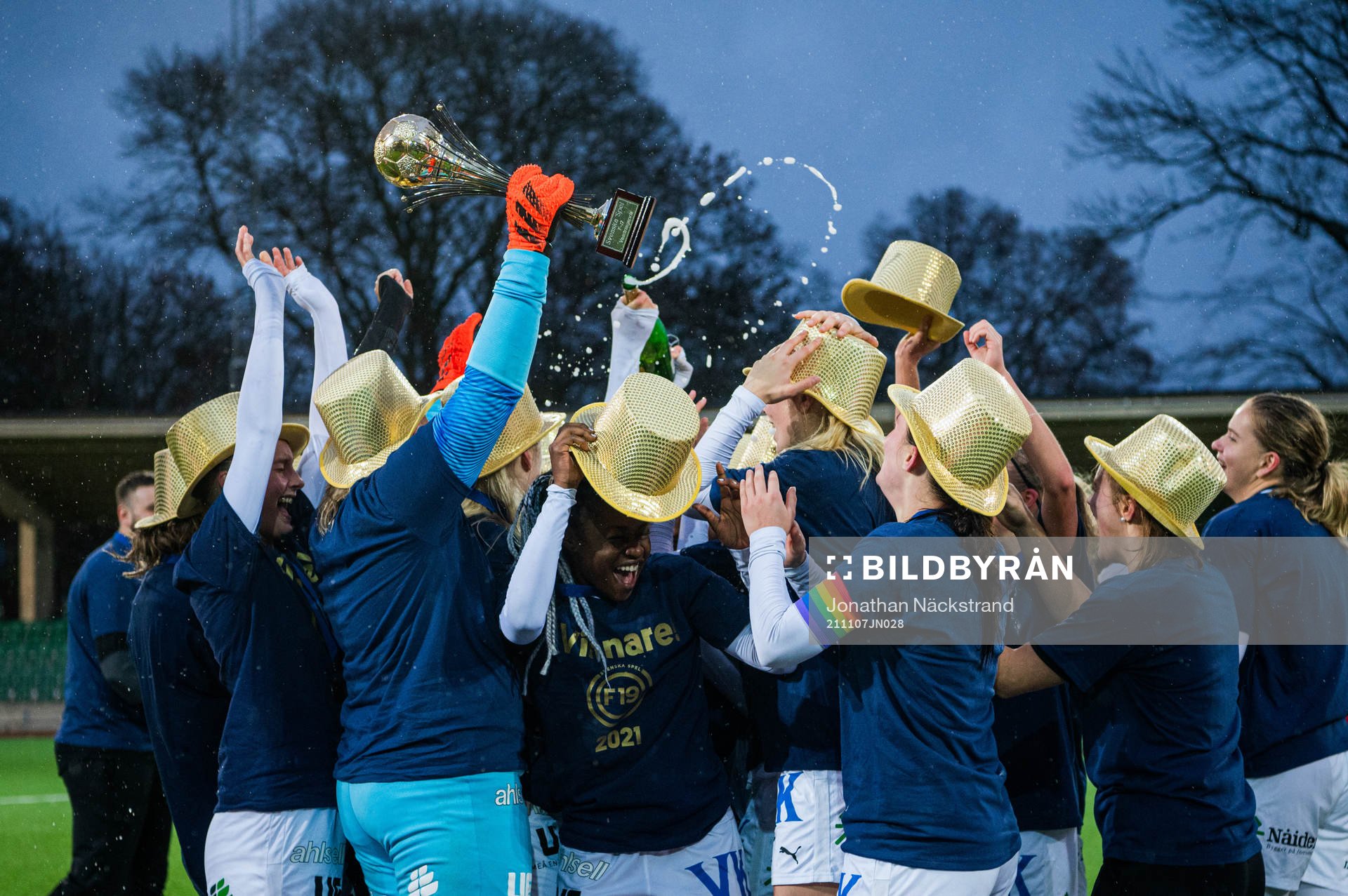 Umeås spelare jublar med pokalen
