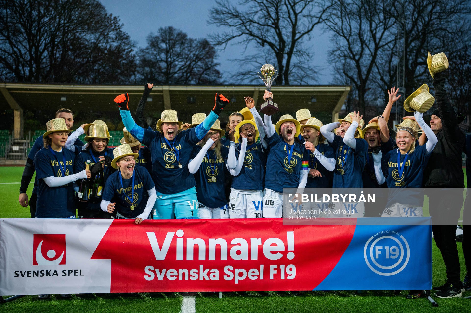 Umeås spelare jublar med pokalen