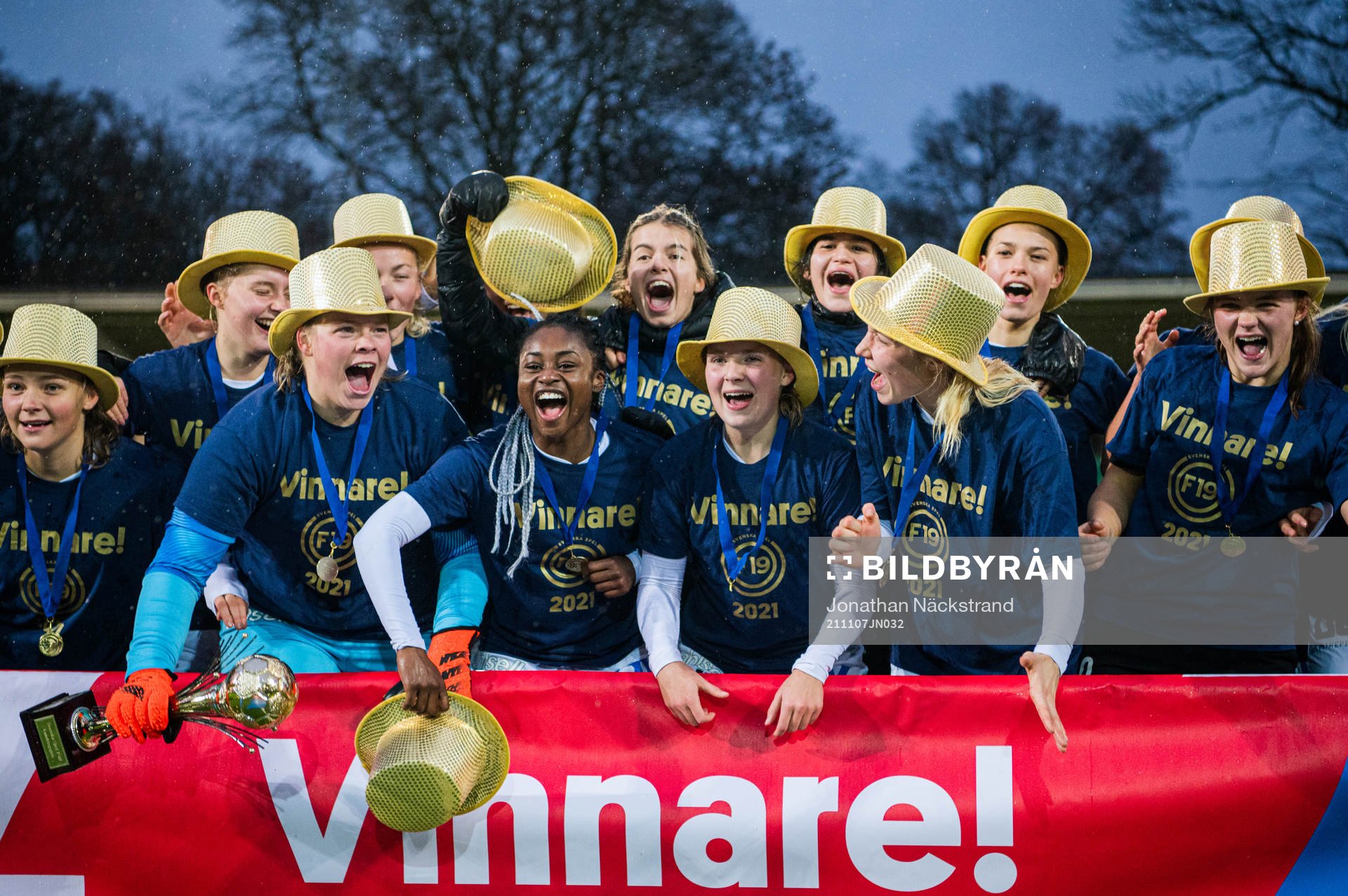 Umeås spelare jublar med pokalen