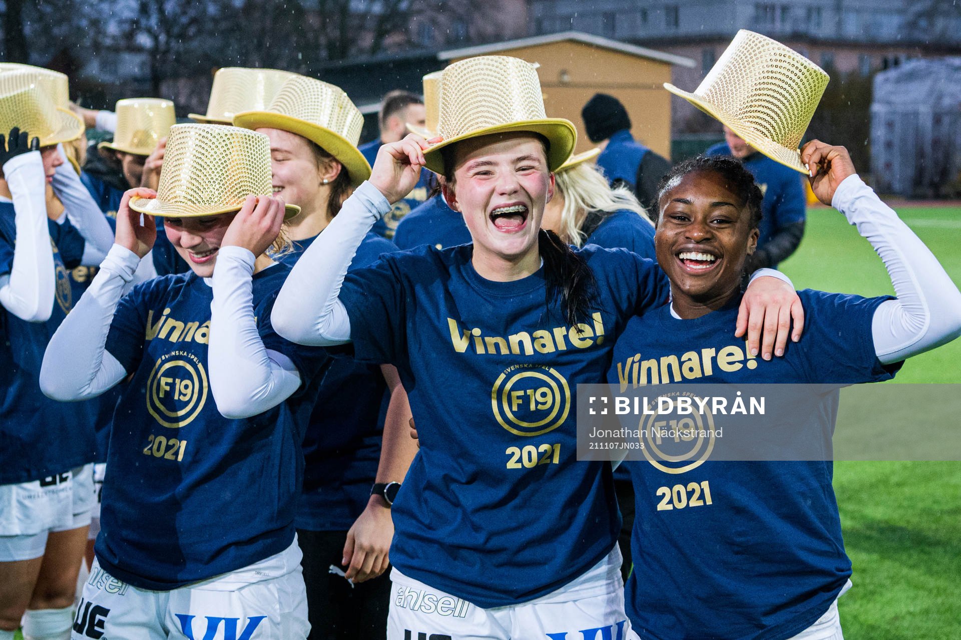 Umeås Monica Jusu Bah och Blossom Davis jublar