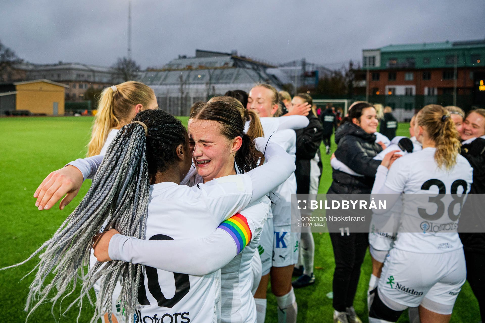 Umeås Blossom Davis och Monica Jusu Bah jublar