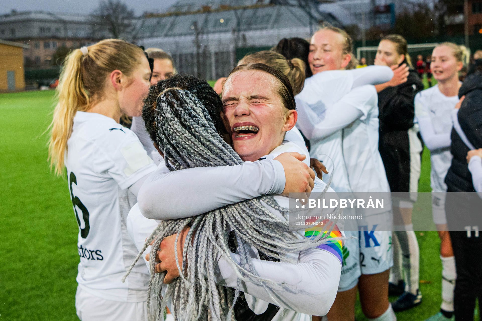 Umeås Blossom Davis och Monica Jusu Bah jublar