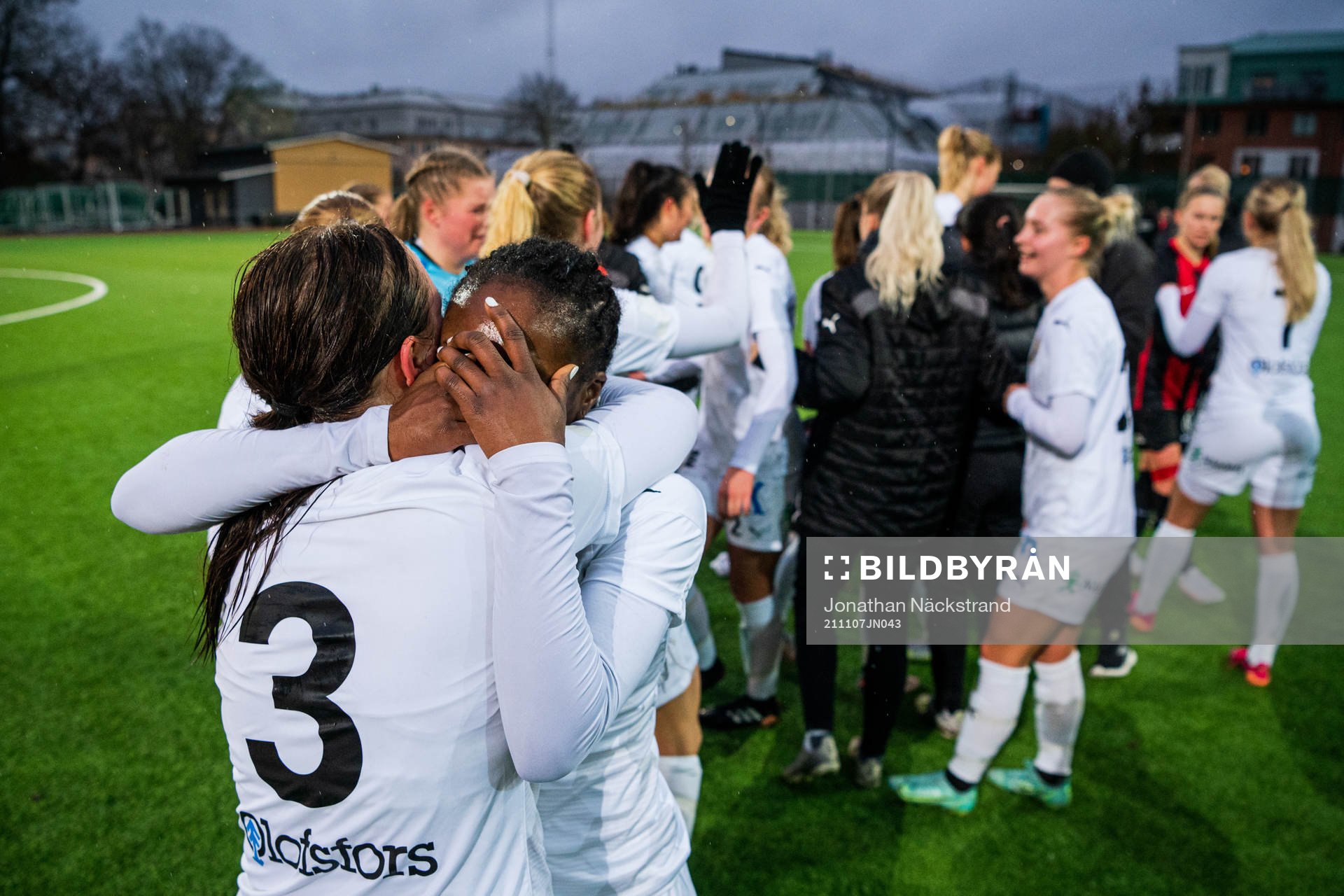 Umeås Blossom Davis och Monica Jusu Bah jublar