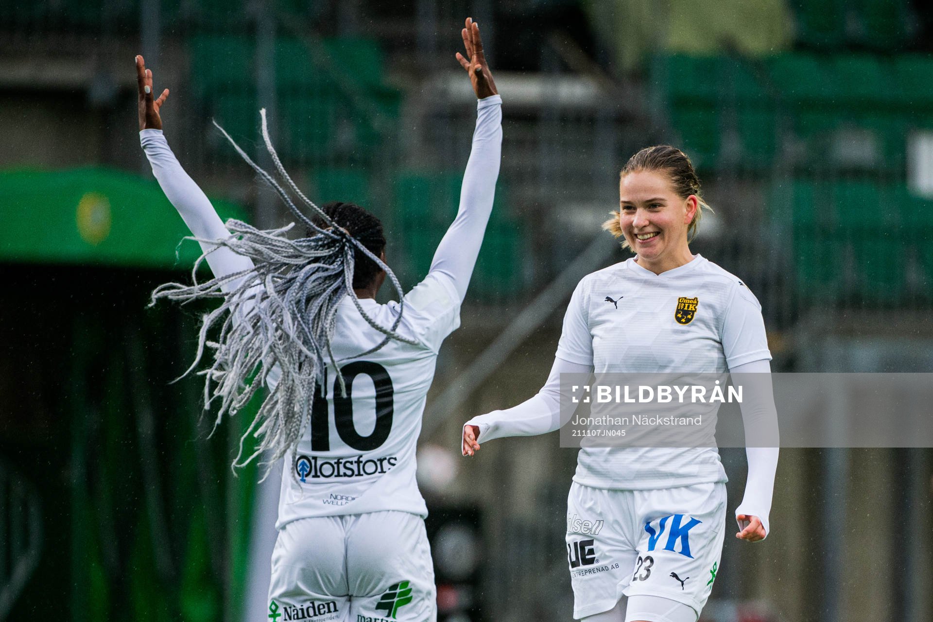 Umeås Monica Jusu Bah jublar med Elise Johansson