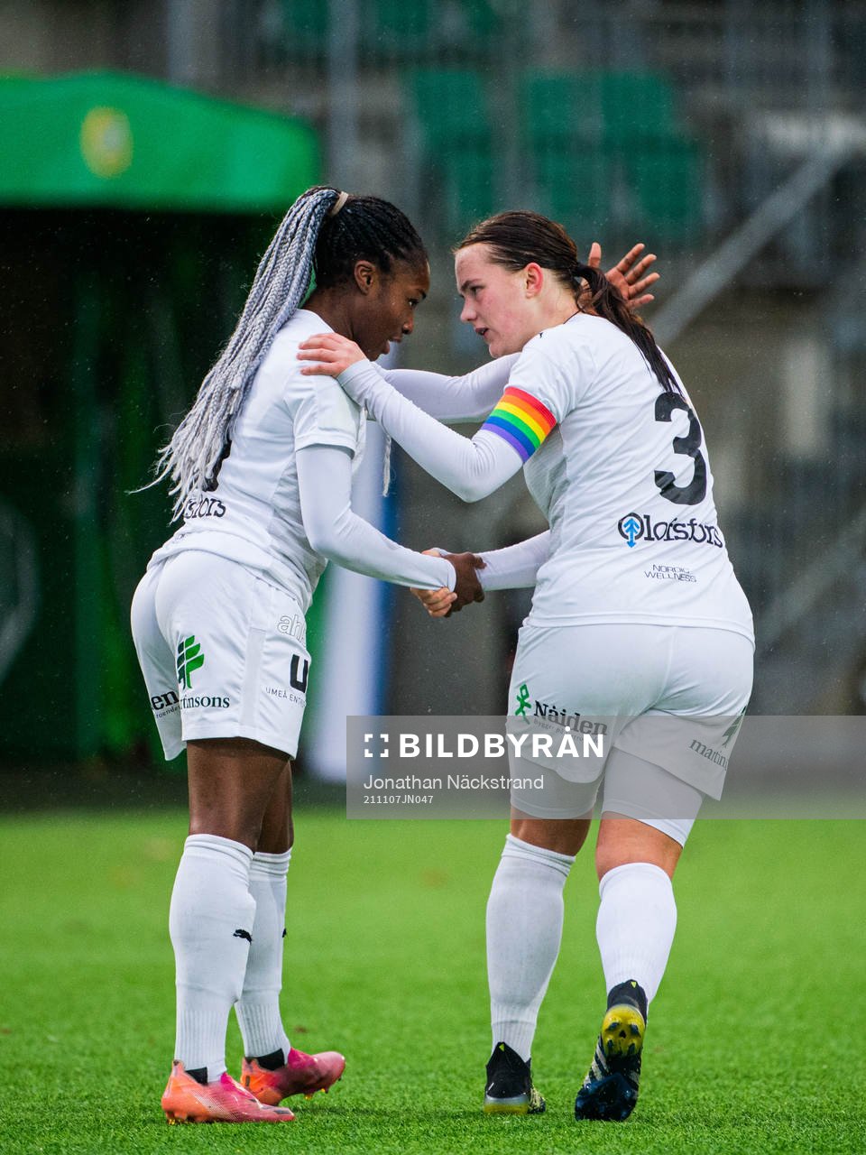 Umeås Monica Jusu Bah jublar med Blossom Davis