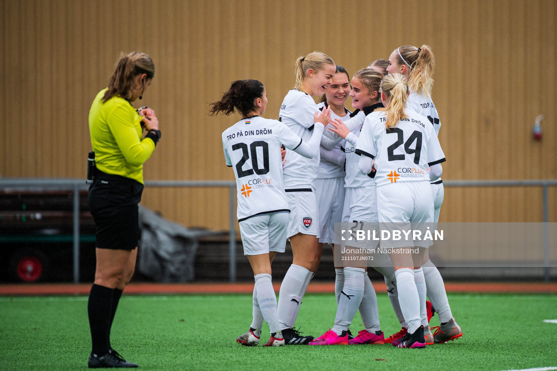 Rosengårds Lisa Eleonora Klingvall jublar med lagkamrater efter 0-2 under match om 3:e pris i F19-slutspelet mellan Örebro och Rosengård den 7 november 2021 i Stockholm.