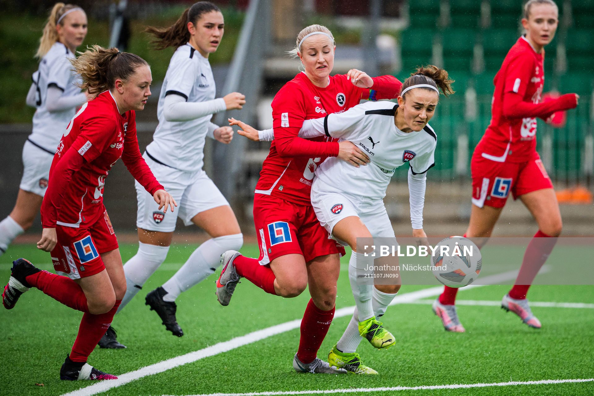 Örebros Clara Heiche och Rosengårds Cassandra Paulsson under match om 3:e pris i F19-slutspelet mellan Örebro och Rosengård den 7 november 2021 i Stockholm.
