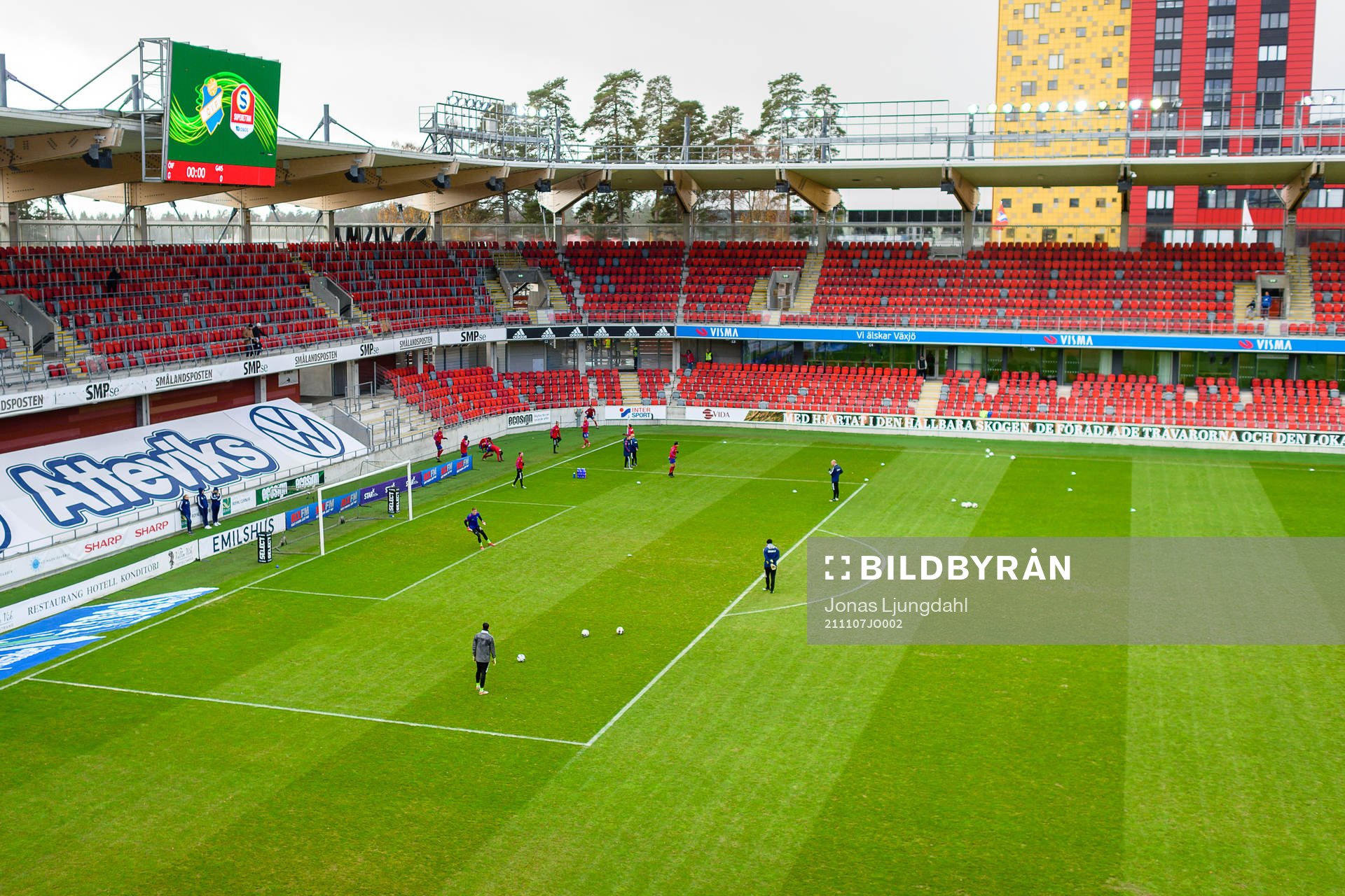 Östers spelare värmer upp före fotbollsmatchen i