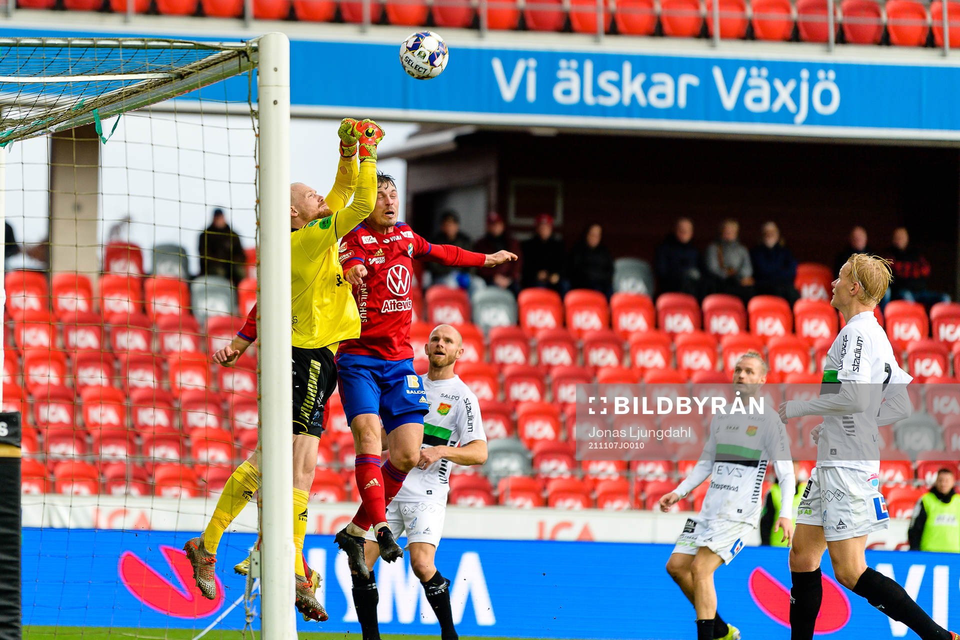 GAIS målvakt Mathias Karlsson i kamp med Östers Nicolas Mortensen under fotbollsmatchen i Superettan mellan Öster och GAIS den 7 november 2021 i Växjö.