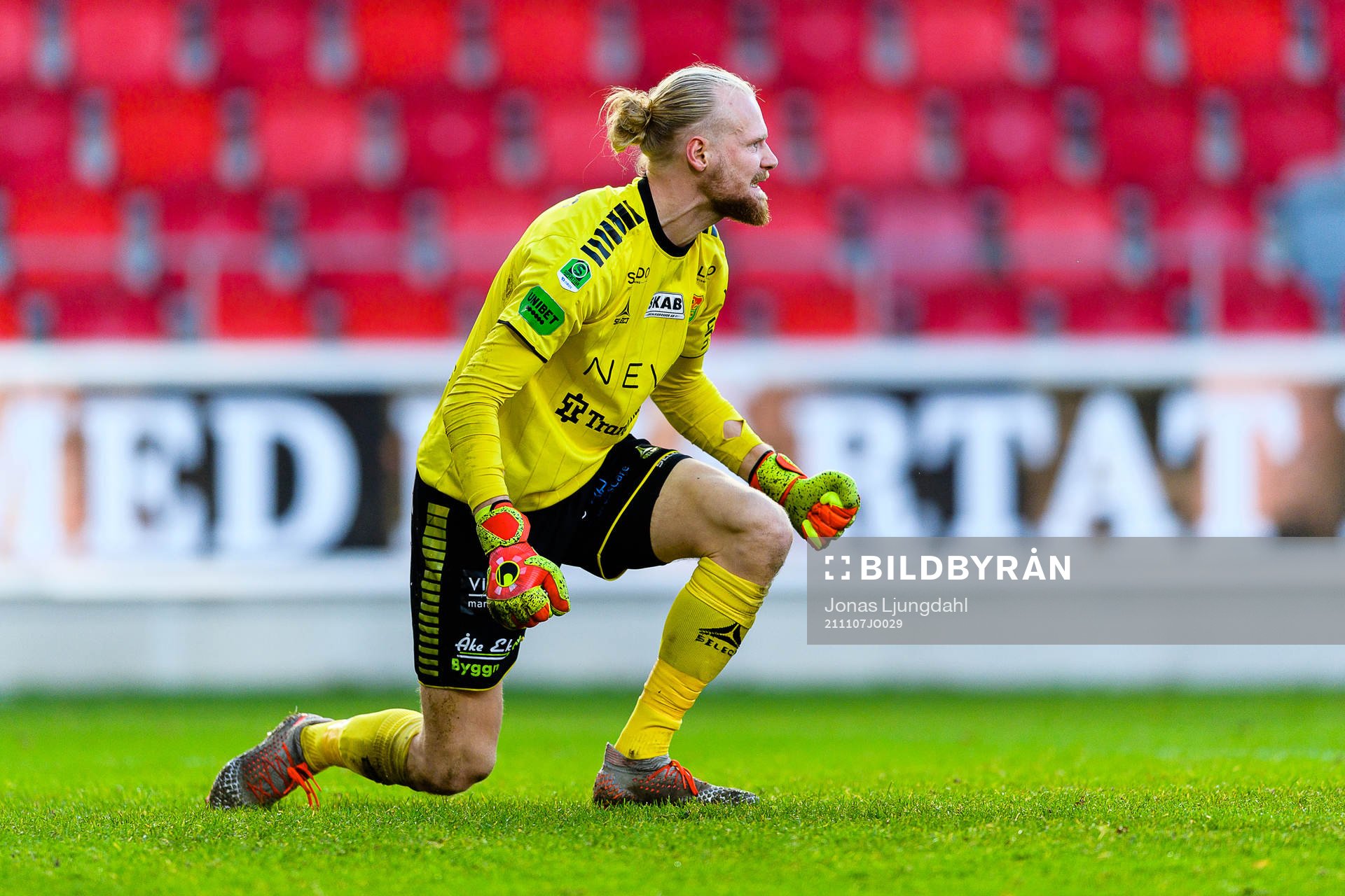 GAIS målvakt Mathias Karlsson jublar