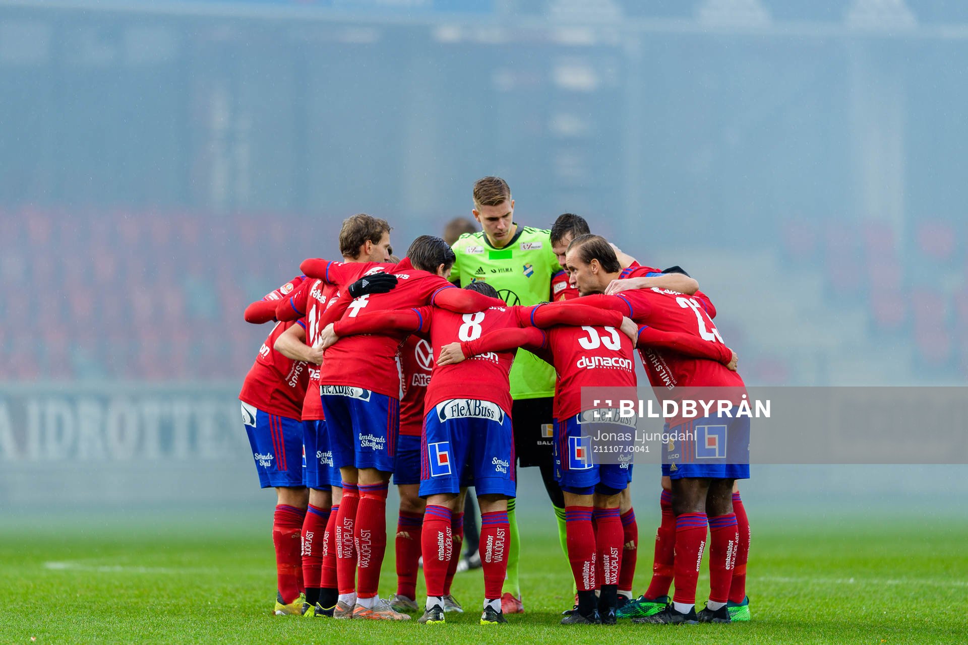 Östers spelare samlas före fotbollsmatchen i Superettan mellan Öster och GAIS den 7 november 2021 i Växjö. 