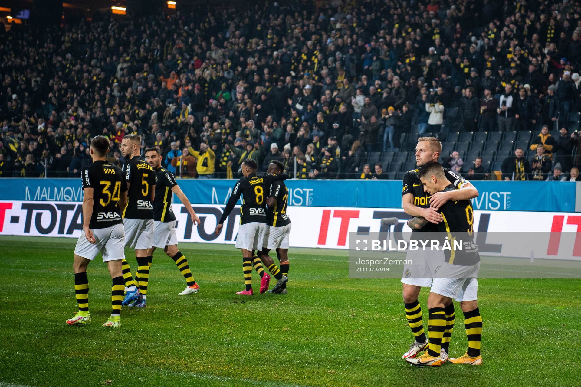 s Nicolas Stefanelli jublar med Sebastian Larsson