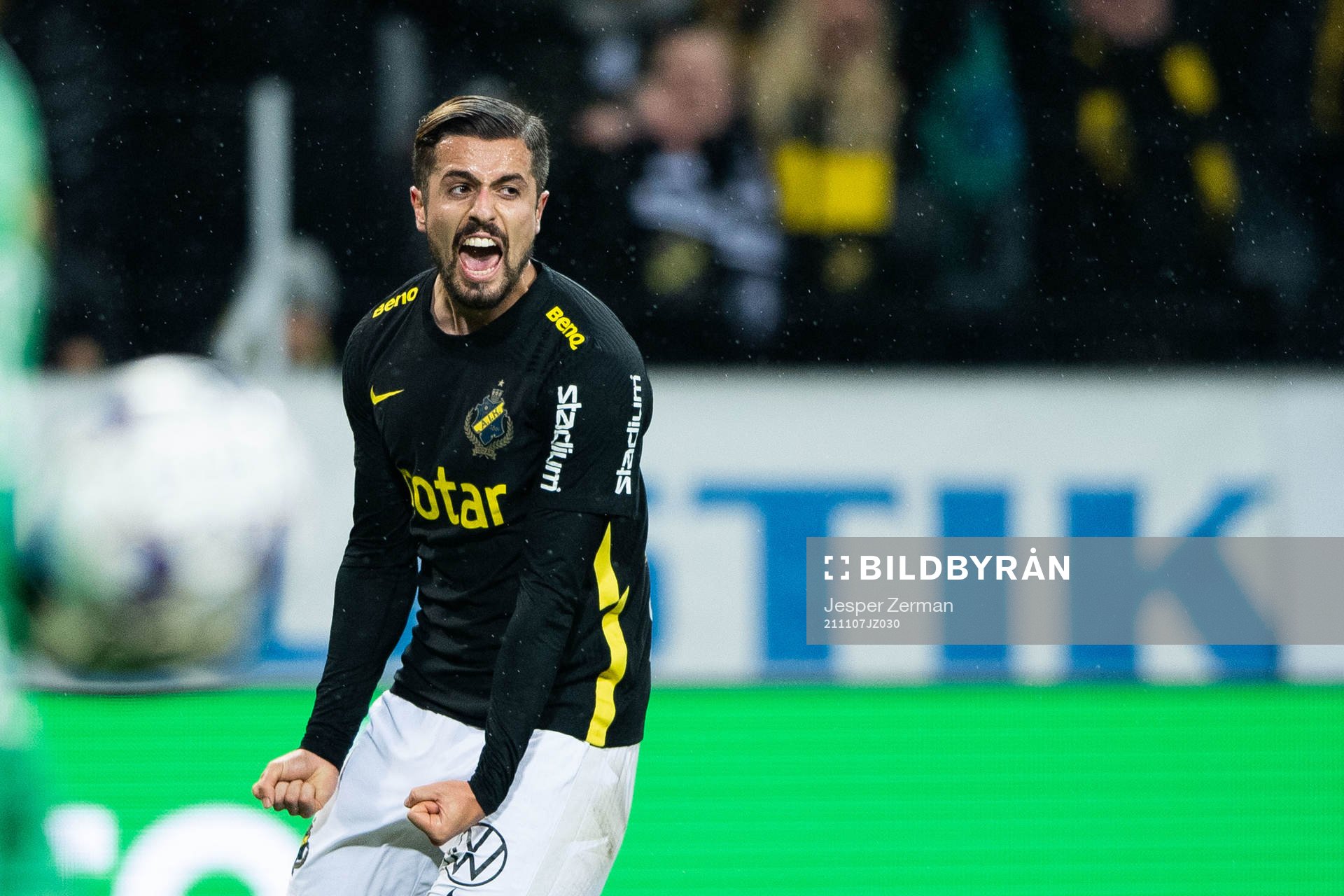 s Zack Elbouzedi jublar