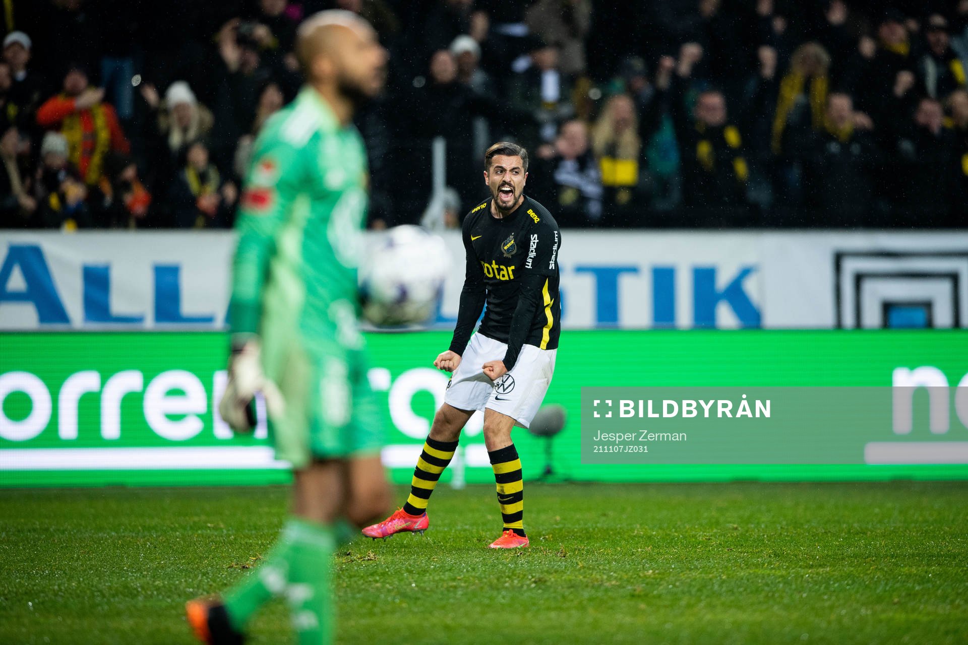 s Zack Elbouzedi jublar