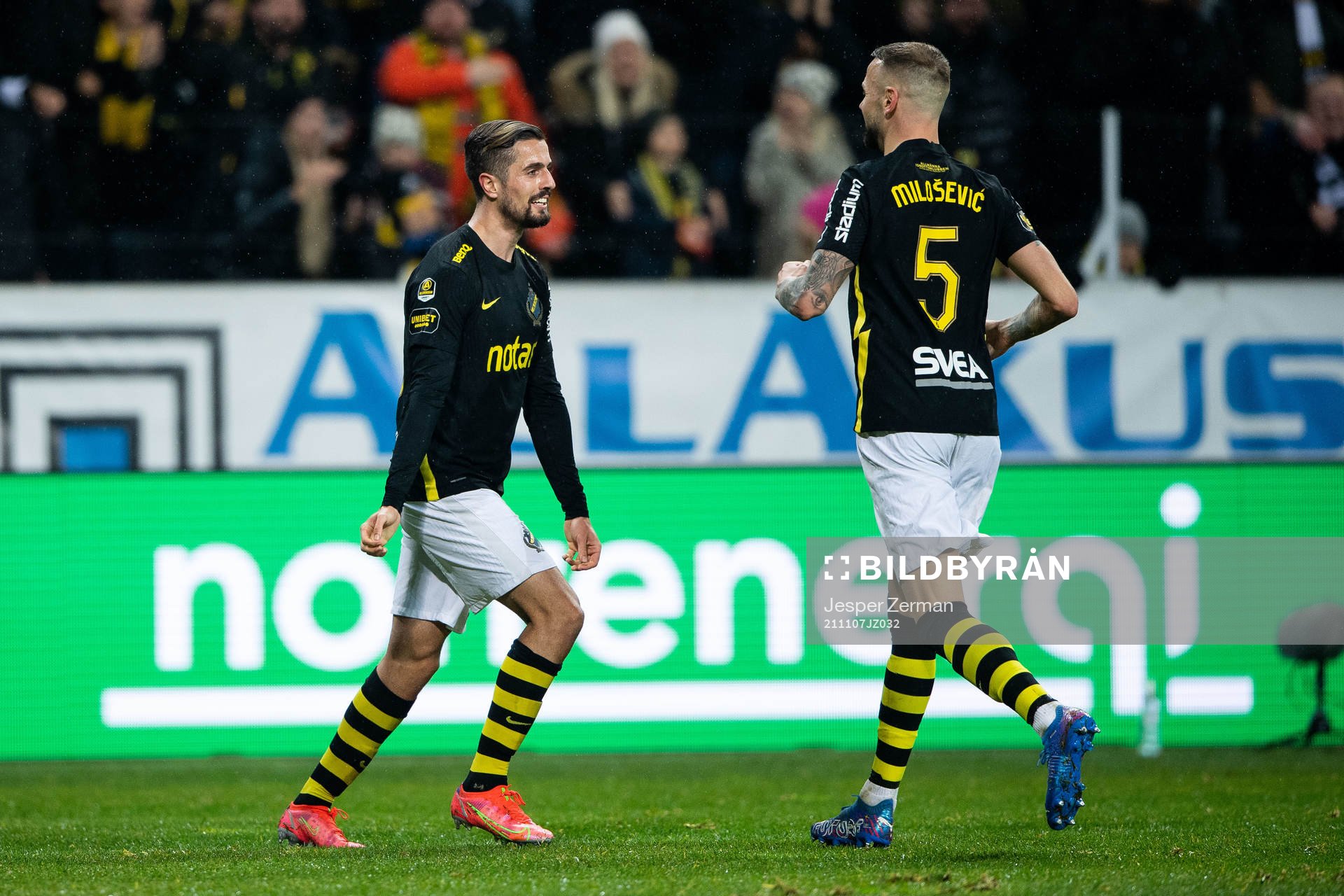 AIK:s Zack Elbouzedi jublar tillsammans med Alexander Milosevic efter 2-0 under fotbollsmatchen i Allsvenskan mellan AIK och Östersund den 7 november 2021 i Stockholm. 