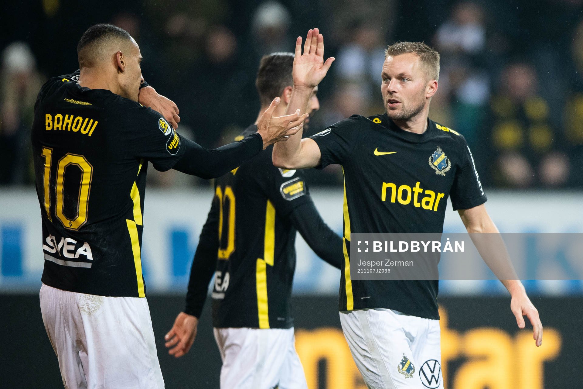 AIK:s Nabil Bahoui jublar tillsammans med Sebastian Larsson efter 3-0 under fotbollsmatchen i Allsvenskan mellan AIK och Östersund den 7 november 2021 i Stockholm.