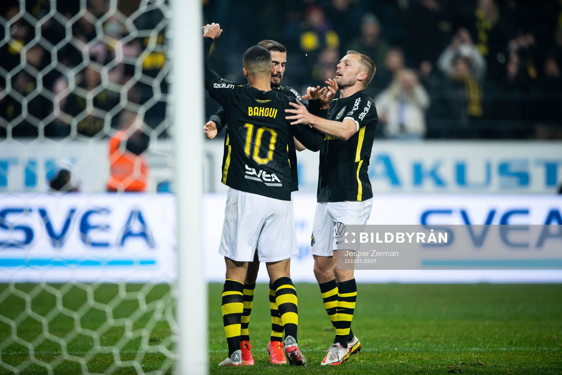s Nabil Bahoui jublar med Zack Elbouzedi och Sebastian