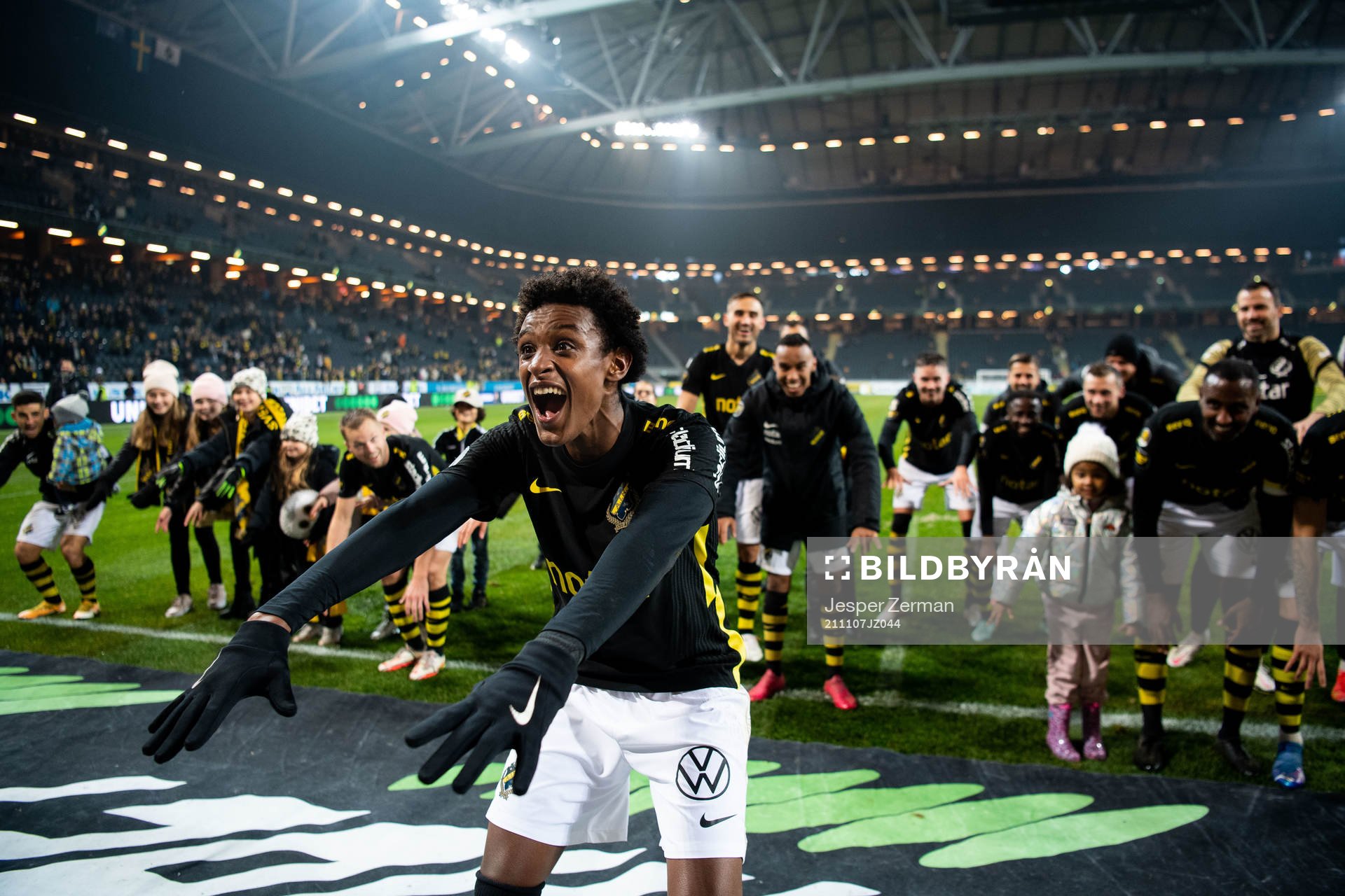 AIK:s Amar Abdirahman Ahmed jublar efter fotbollsmatchen i Allsvenskan mellan AIK och Östersund den 7 november 2021 i Stockholm. 