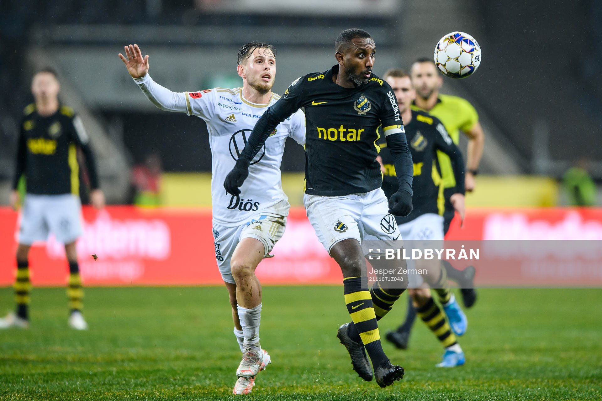 Östersunds Charlie Colkett och AIK:s Henok Goitom under fotbollsmatchen i Allsvenskan mellan AIK och Östersund den 7 november 2021 i Stockholm.
