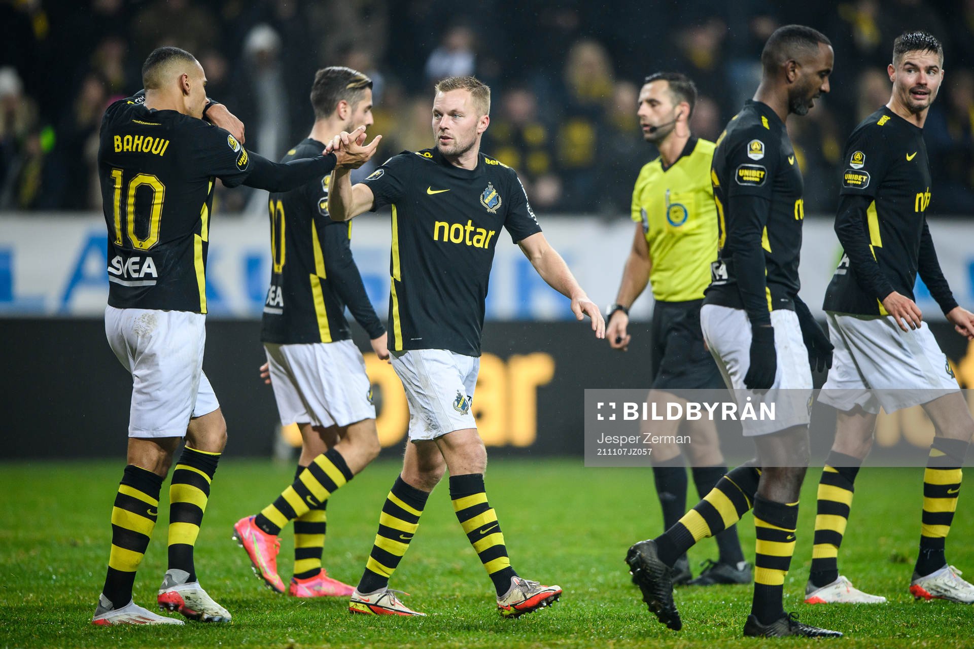 AIK:s Nabil Bahoui (v) jublar med Sebastian Larsson efter 3-0 under fotbollsmatchen i Allsvenskan mellan AIK och Östersund den 7 november 2021 i Stockholm.