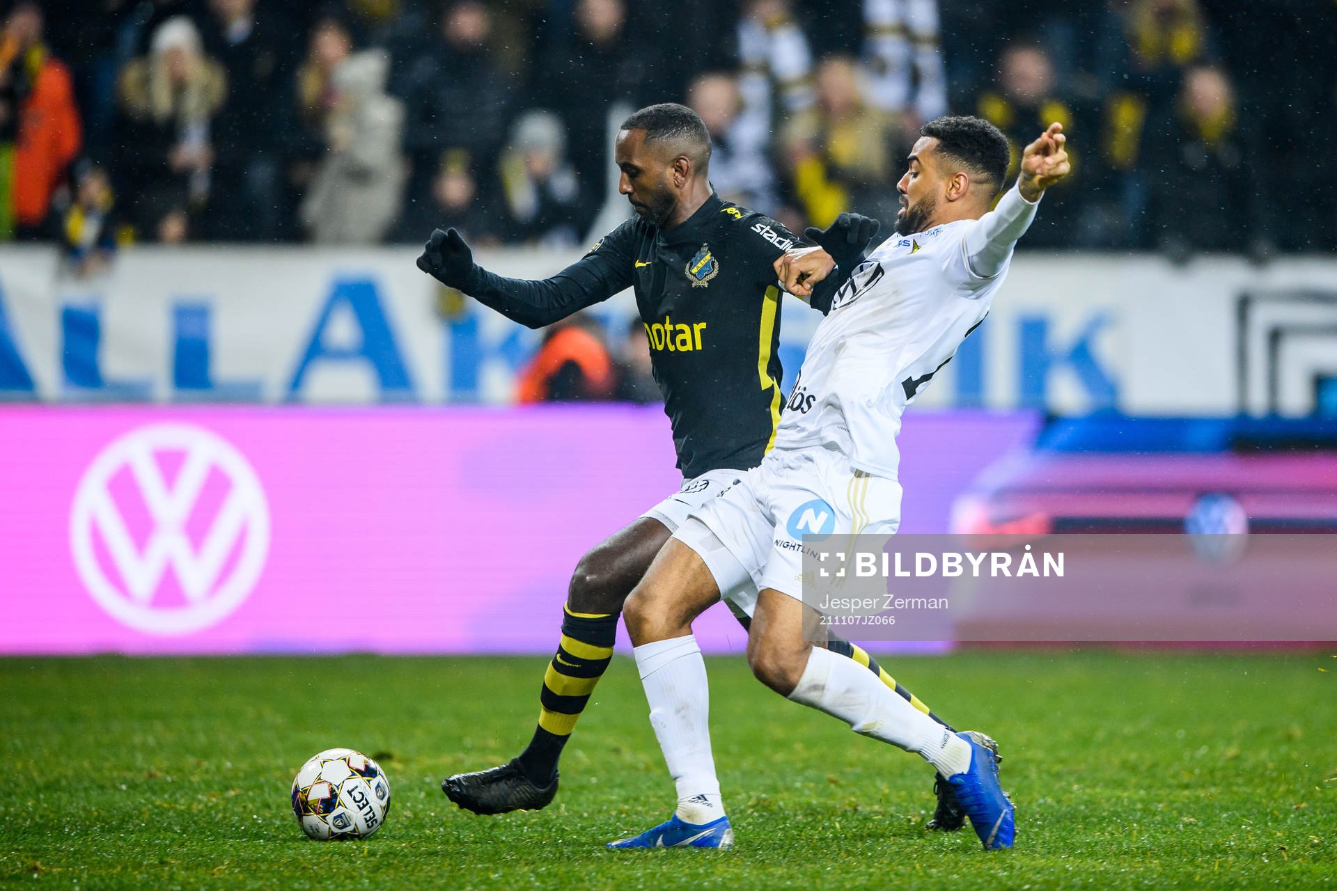 AIK:s Henok Goitom och Östersunds Noah Sonko Sundberg under fotbollsmatchen i Allsvenskan mellan AIK och Östersund den 7 november 2021 i Stockholm. 