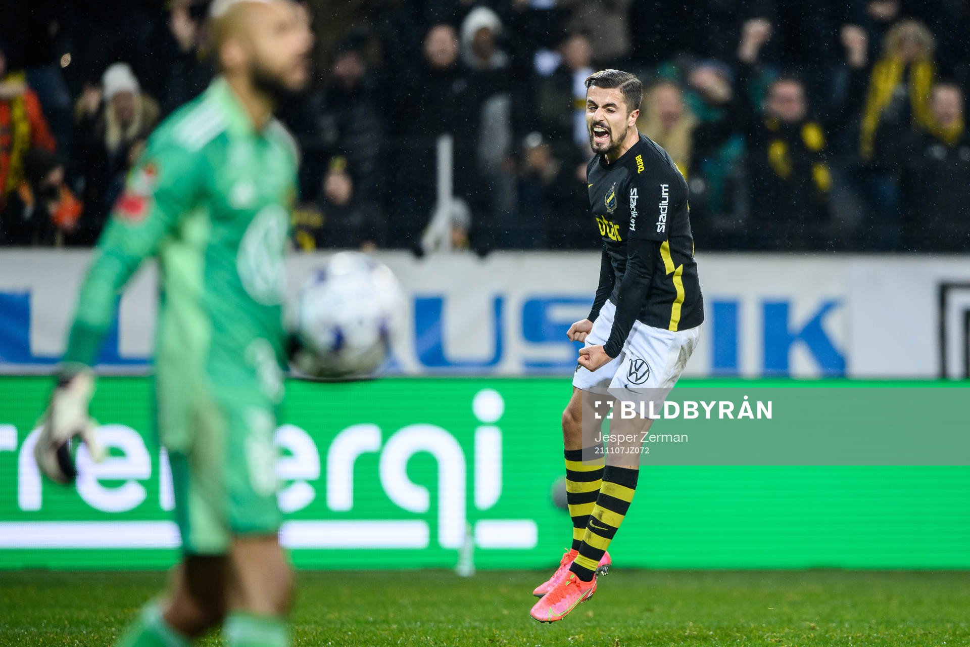 AIK:s Zack Elbouzedi jublar efter 2-0 under fotbollsmatchen i Allsvenskan mellan AIK och Östersund den 7 november 2021 i Stockholm. 