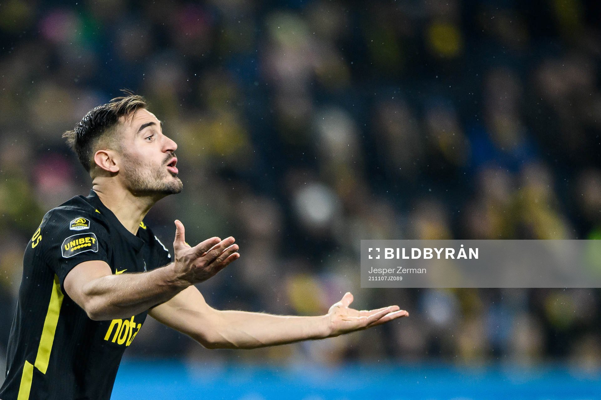 AIK:s Sotirios Papagiannopoulos reagerar under fotbollsmatchen i Allsvenskan mellan AIK och Östersund den 7 november 2021 i Stockholm. 