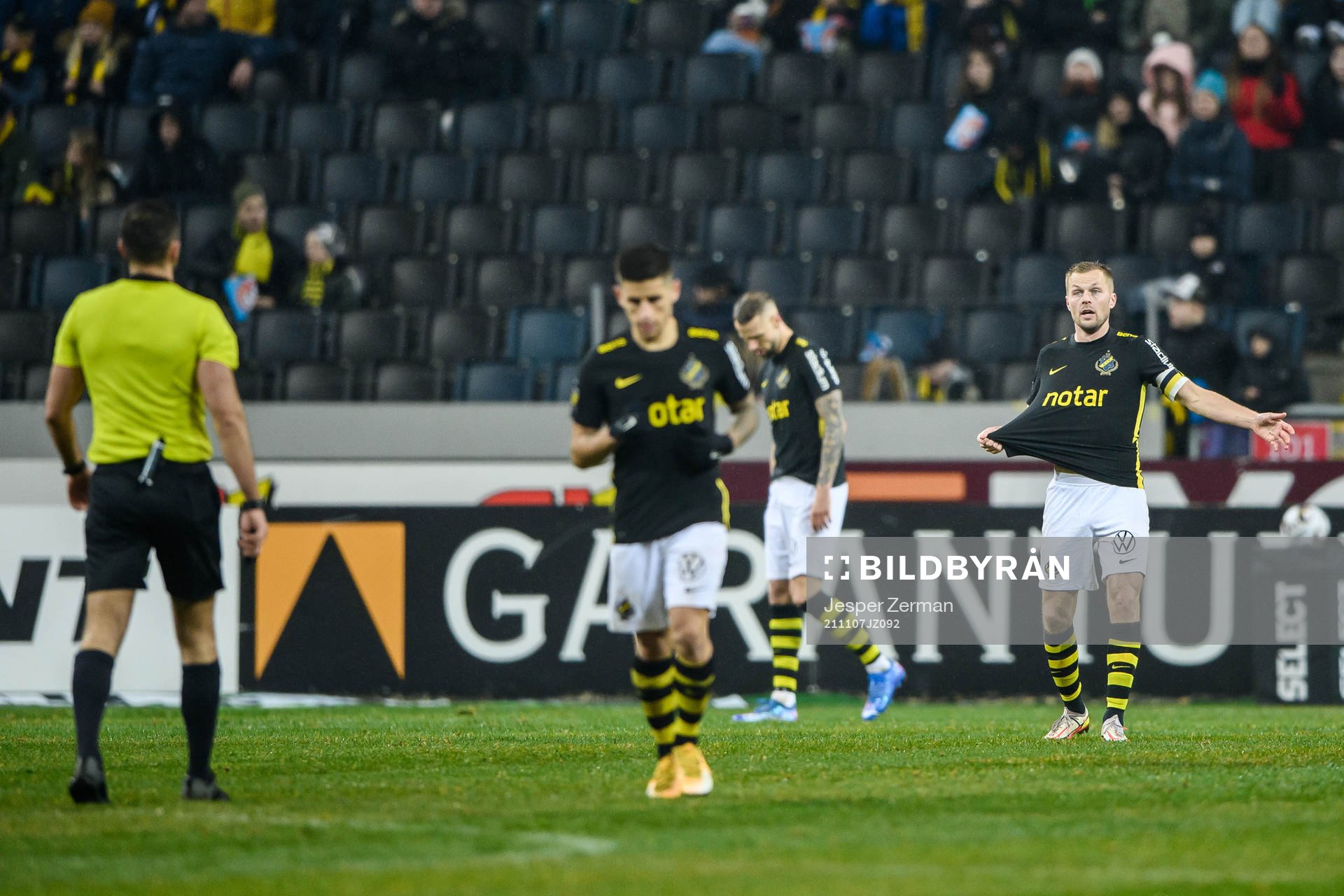 s Sebastian Larsson reagerar mot domare Granit Maqedonci