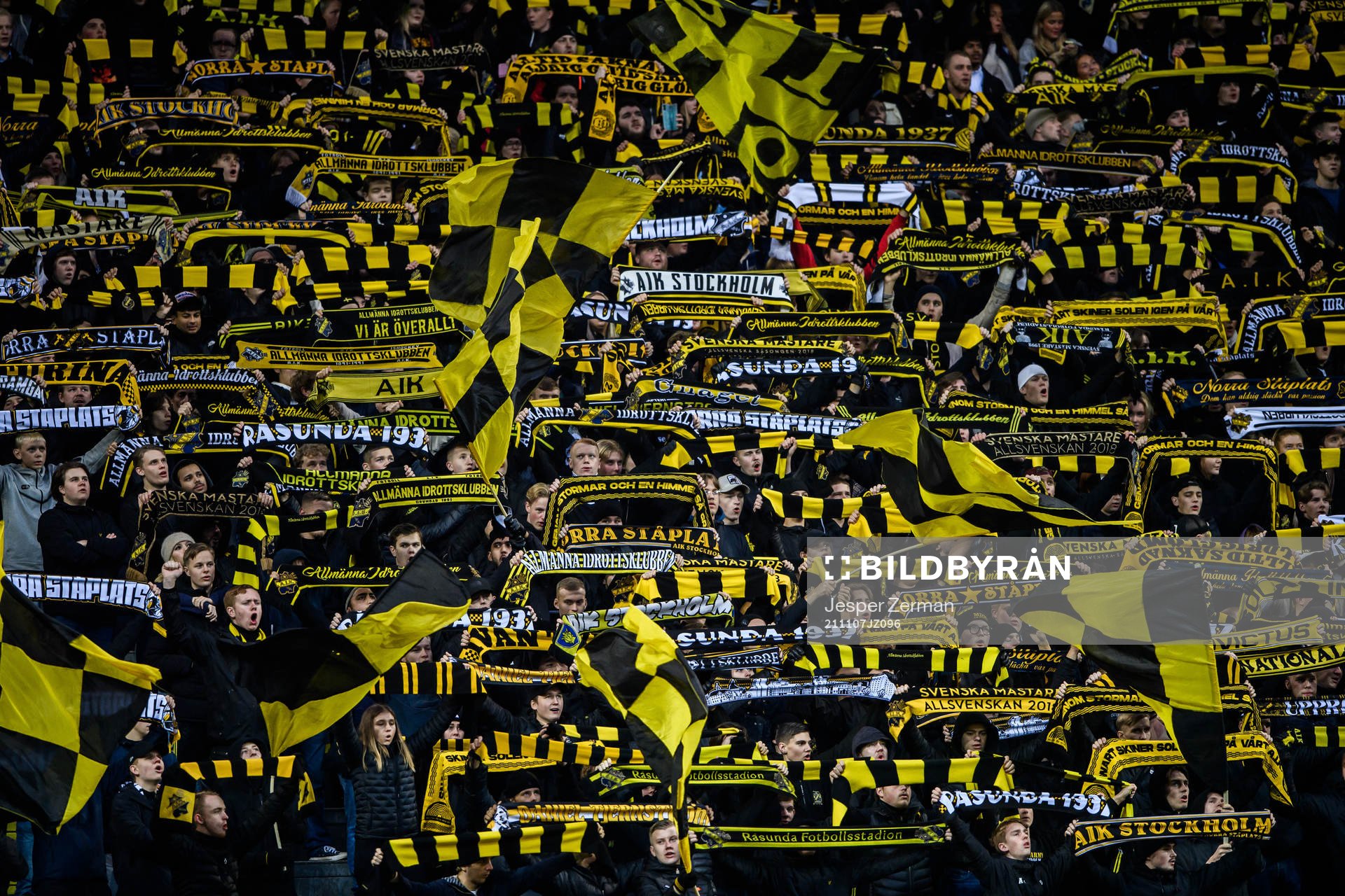 s supportrar håller upp halsdukar