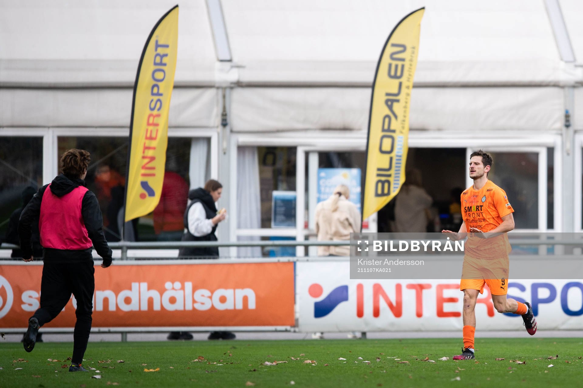 AFC Eskilstunas Ashley Mark Coffey jublar