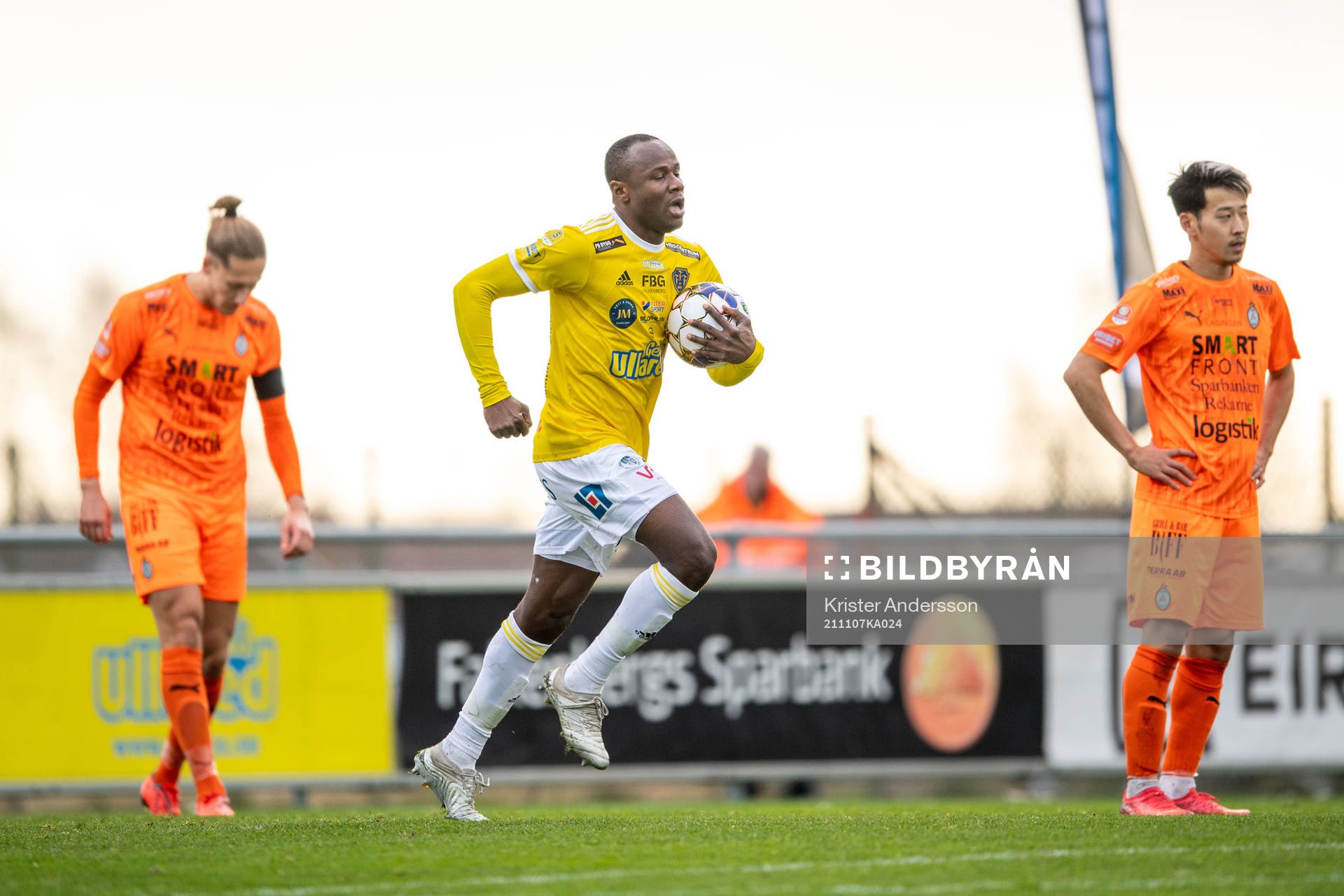 Falkenbergs Nsima Peter jublar efter 2-3 under fotbollsmatchen i Superettan mellan Falkenberg och AFC Eskilstuna den 7 november 2021 i Falkenberg.