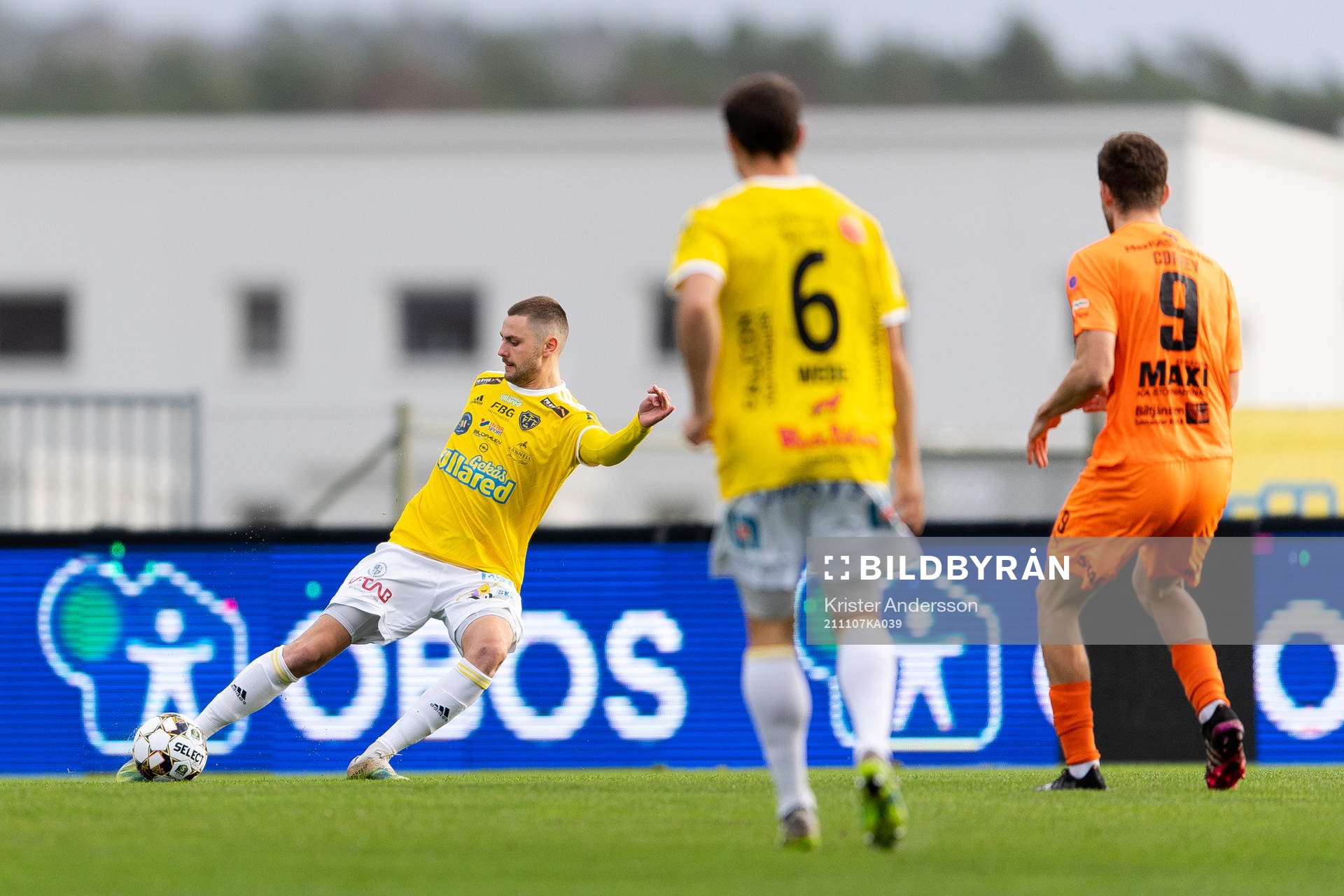 Falkenbergs Axel Norén under fotbollsmatchen i Superettan mellan Falkenberg och AFC Eskilstuna den 7 november 2021 i Falkenberg.