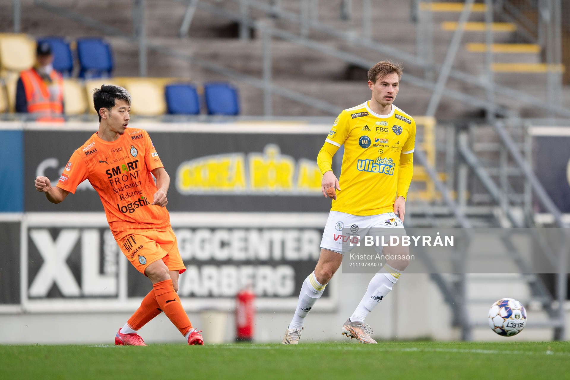 AFC Eskilstunas Kazuki Takahashi och Falkenbergs Linus Dahl under fotbollsmatchen i Superettan mellan Falkenberg och AFC Eskilstuna den 7 november 2021 i Falkenberg. 