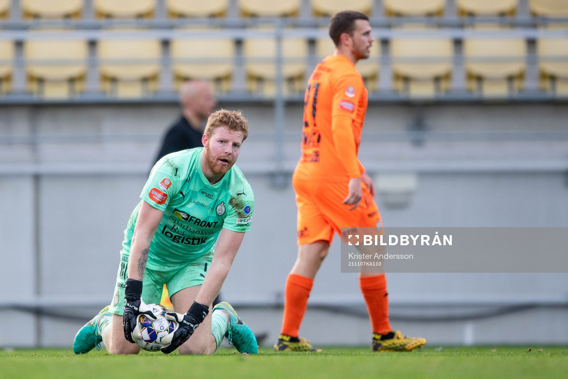 AFC Eskilstunas målvakt Nick Wolters under fotbollsmatchen i Superettan mellan Falkenberg och AFC Eskilstuna den 7 november 2021 i Falkenberg.