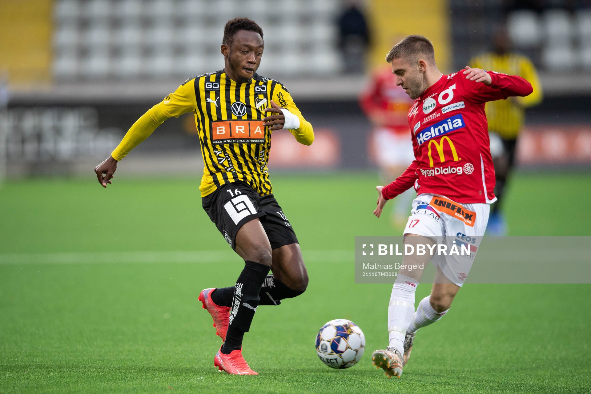Häckens Benie Adama Traore och Degerfors Anton Kralj