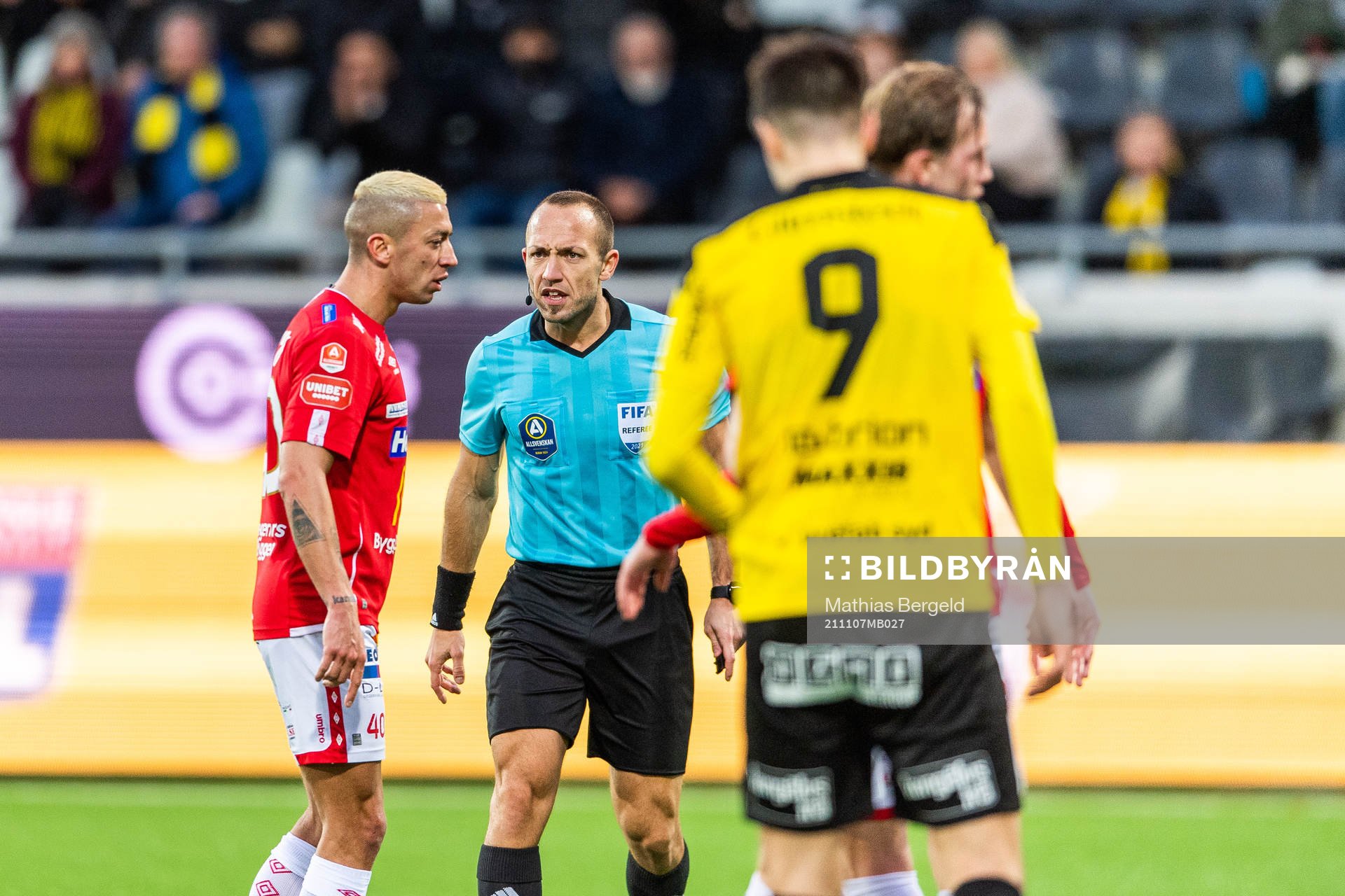 Degerfors Nikola Djurdjic och domare Kaspar Sjöberg
