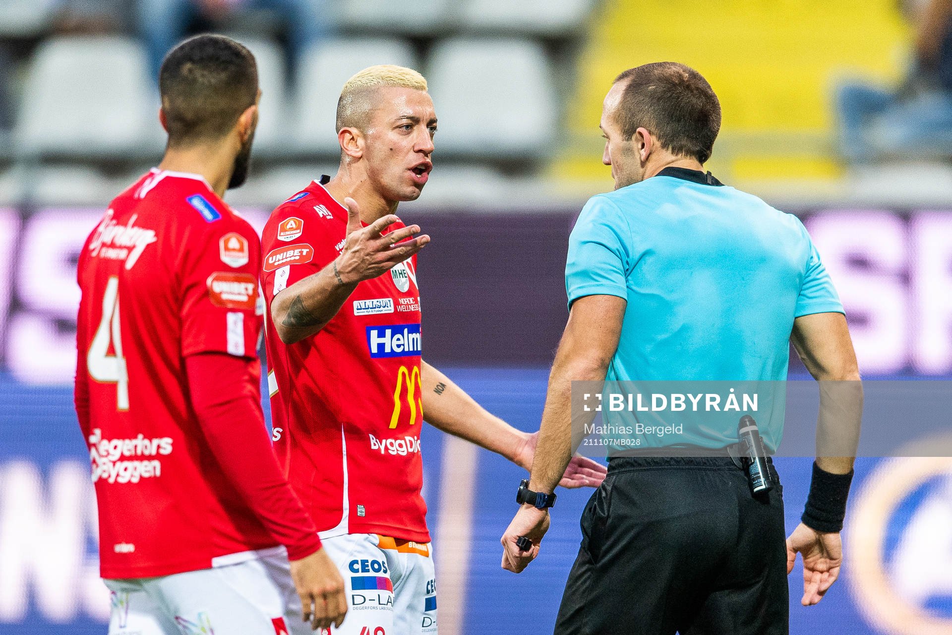 Degerfors Nikola Djurdjic och domare Kaspar Sjöberg