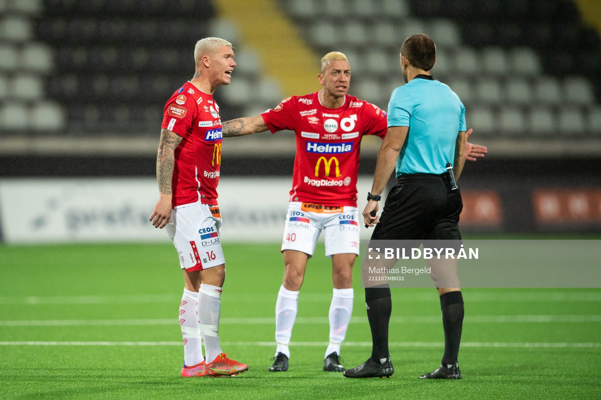 Degerfors Victor Edvardsen och Nikola Djurdjic reagerar mot