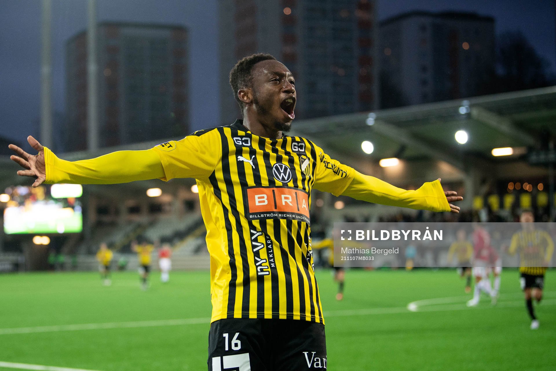 Häckens Benie Adama Traore jublar efter 1-0 under fotbollsmatchen i Allsvenskan mellan Häcken och Degerfors den 7 november 2021 i Göteborg.