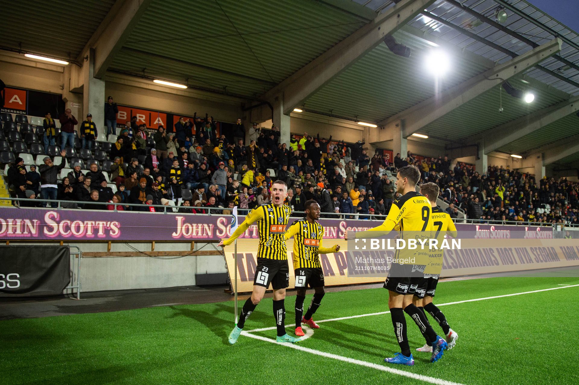 Häckens Patrik Wålemark, Benie Adama Traore, Alexander Jeremejeff och Leo Bengtsson jublar efter 1-0 under fotbollsmatchen i Allsvenskan mellan Häcken och Degerfors den 7 november 2021 i Göteborg.