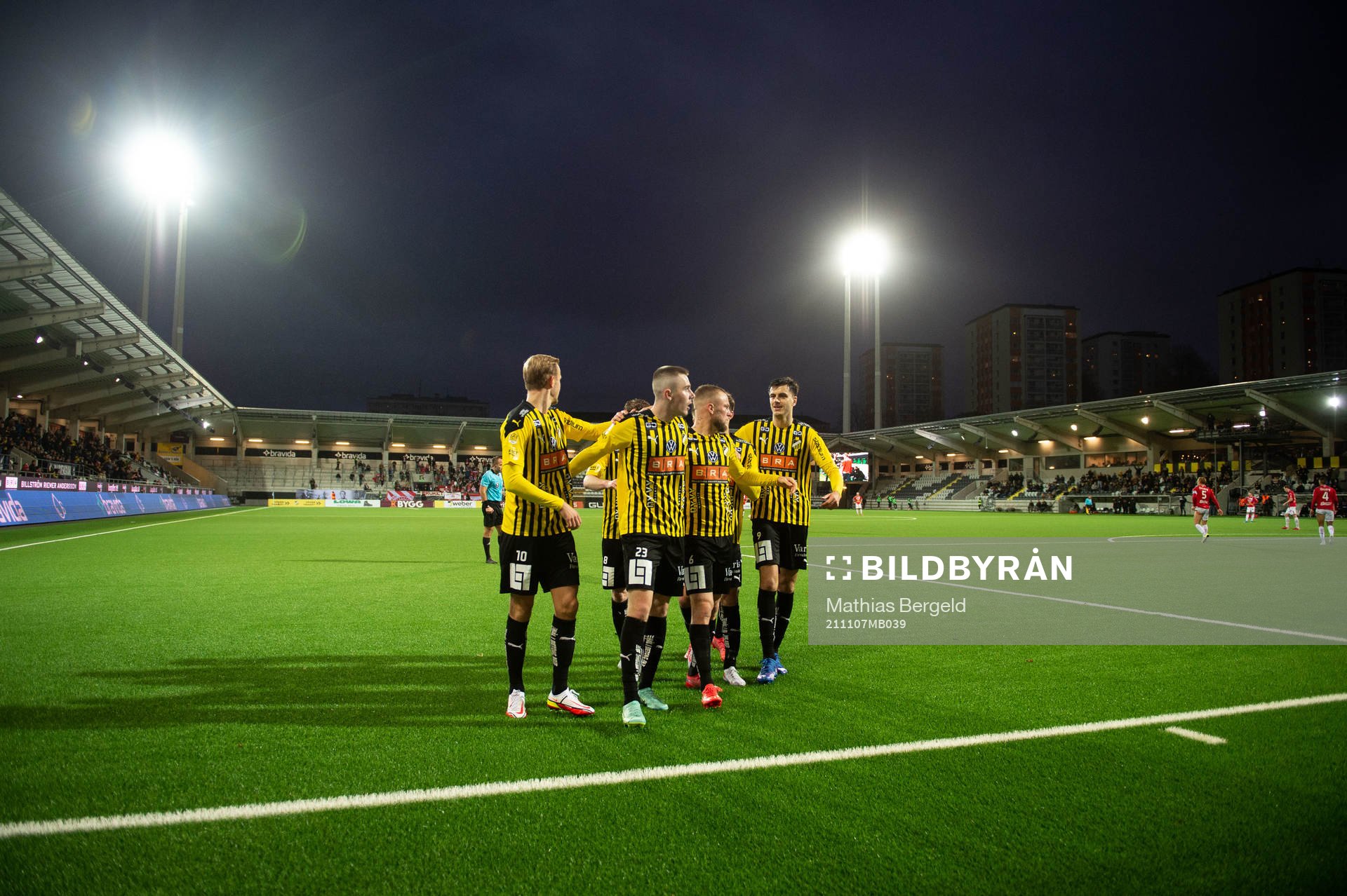Häckens Patrik Wålemark jublar med lagkamrater