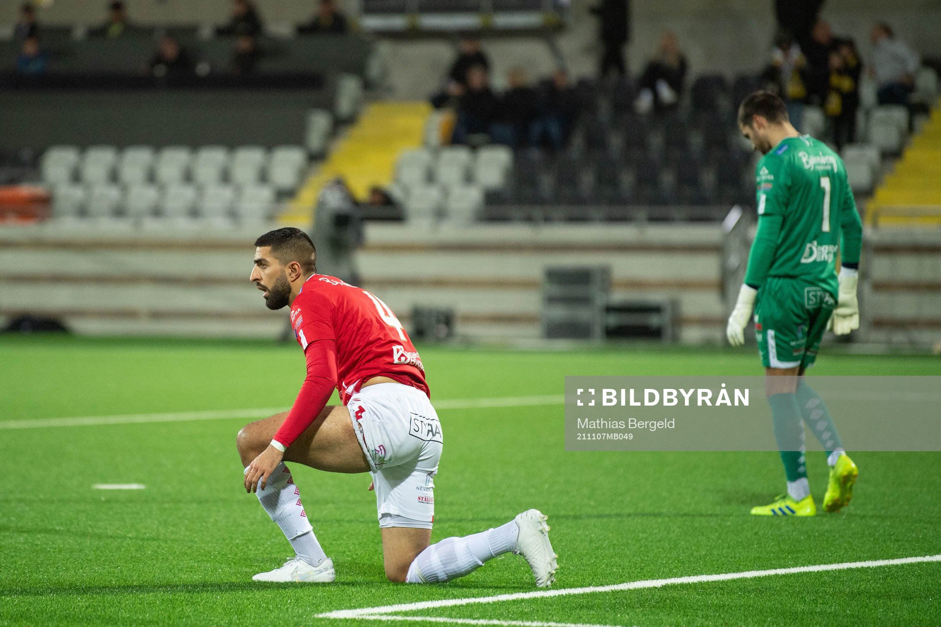 Degerfors Sean Sabetkar och målvakt Alfie Malik Whiteman