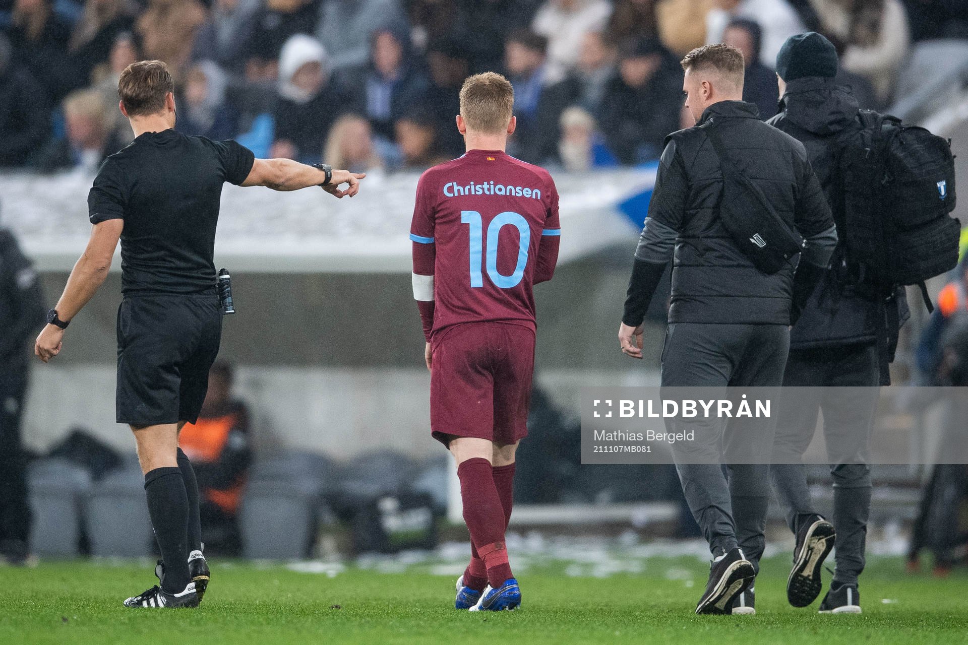 Malmö FFs Anders Christiansen lämnar planen under fotbollsmatchen i Allsvenskan mellan IFK Göteborg och Malmö FF den 7 november 2021 i Göteborg.