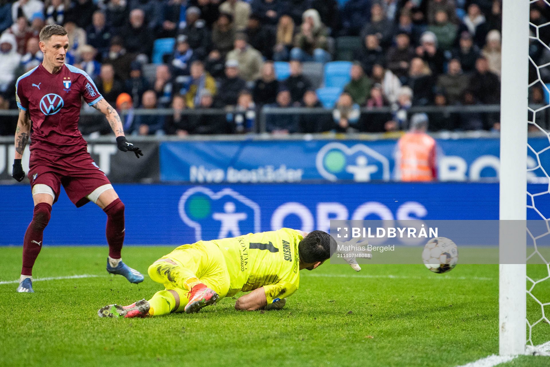 Malmö FFs Sören Rieks gör 0-2 bakom IFK Göteborgs