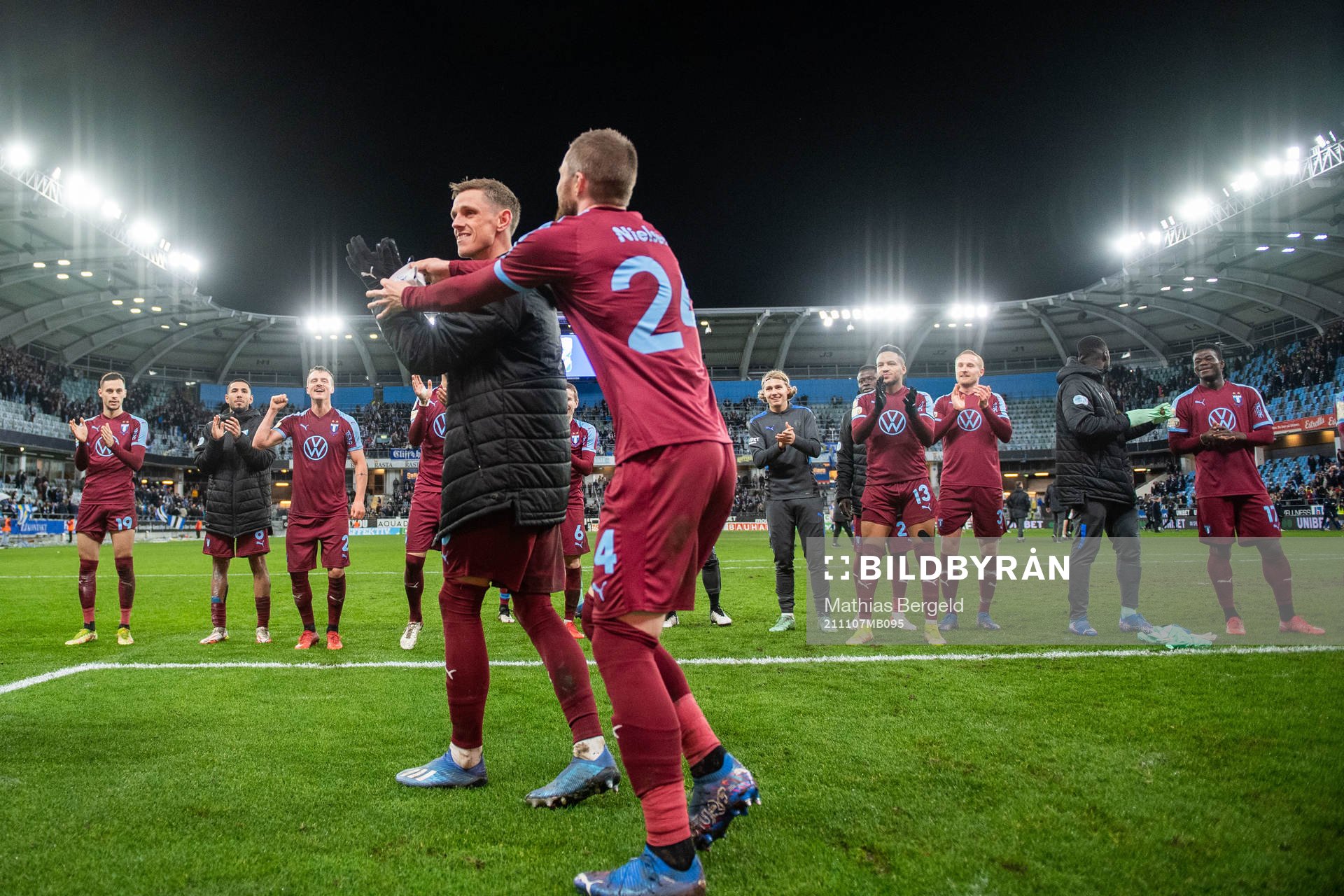 Malmö FFs Sören Rieks får kaptensbindeln av Lasse Nielsen
